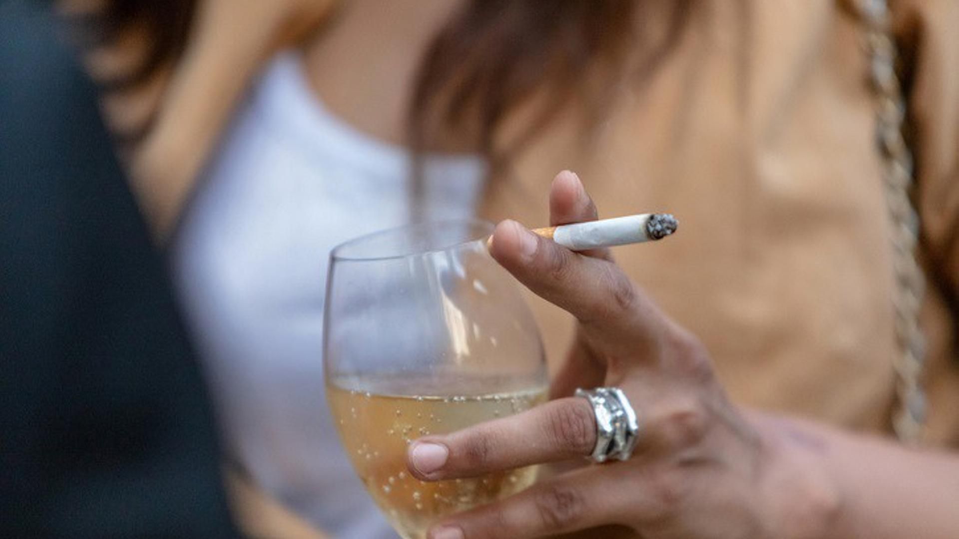 Archivo - Beber y fumar. Mujer