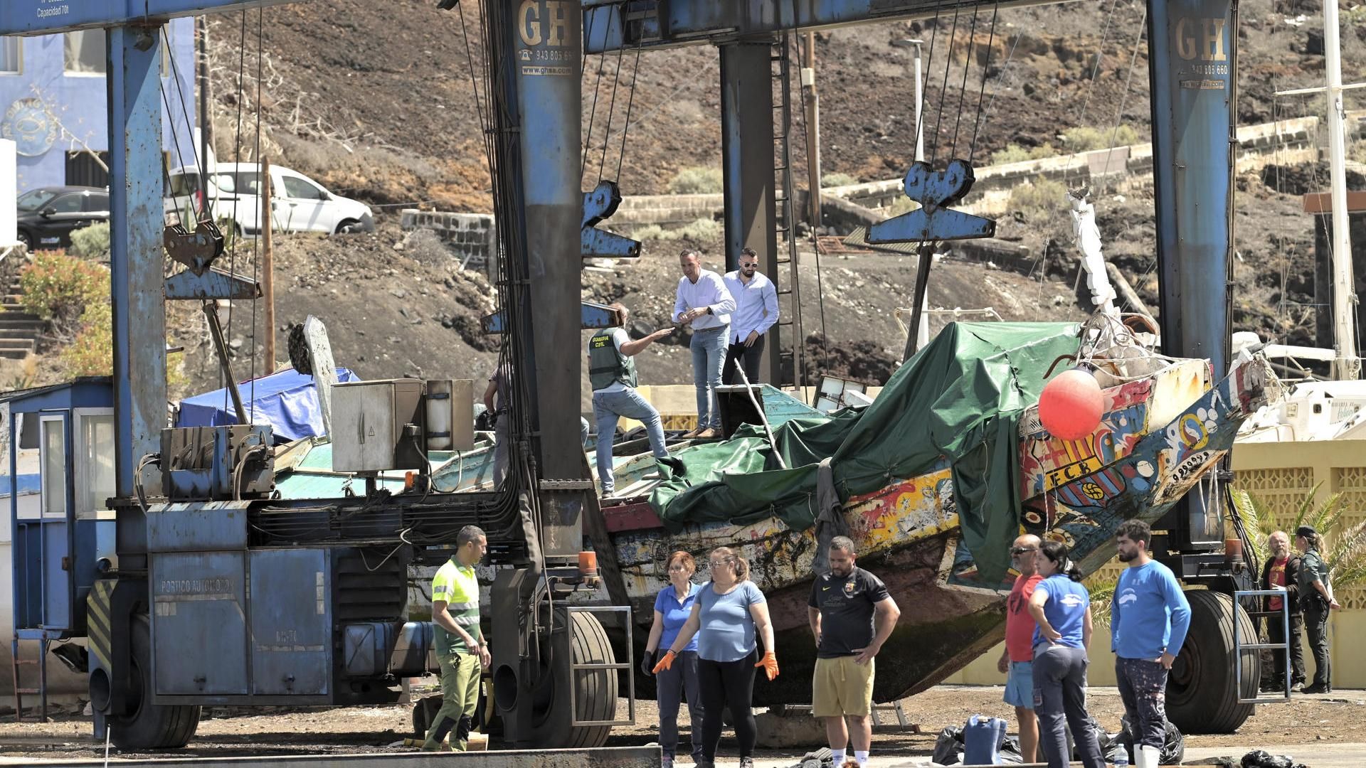 Así es el cayuco que volcó en El Hierro: su parte inferior, dividida en bodegas, fue una trampa mortal para las mujeres que estaban allí
