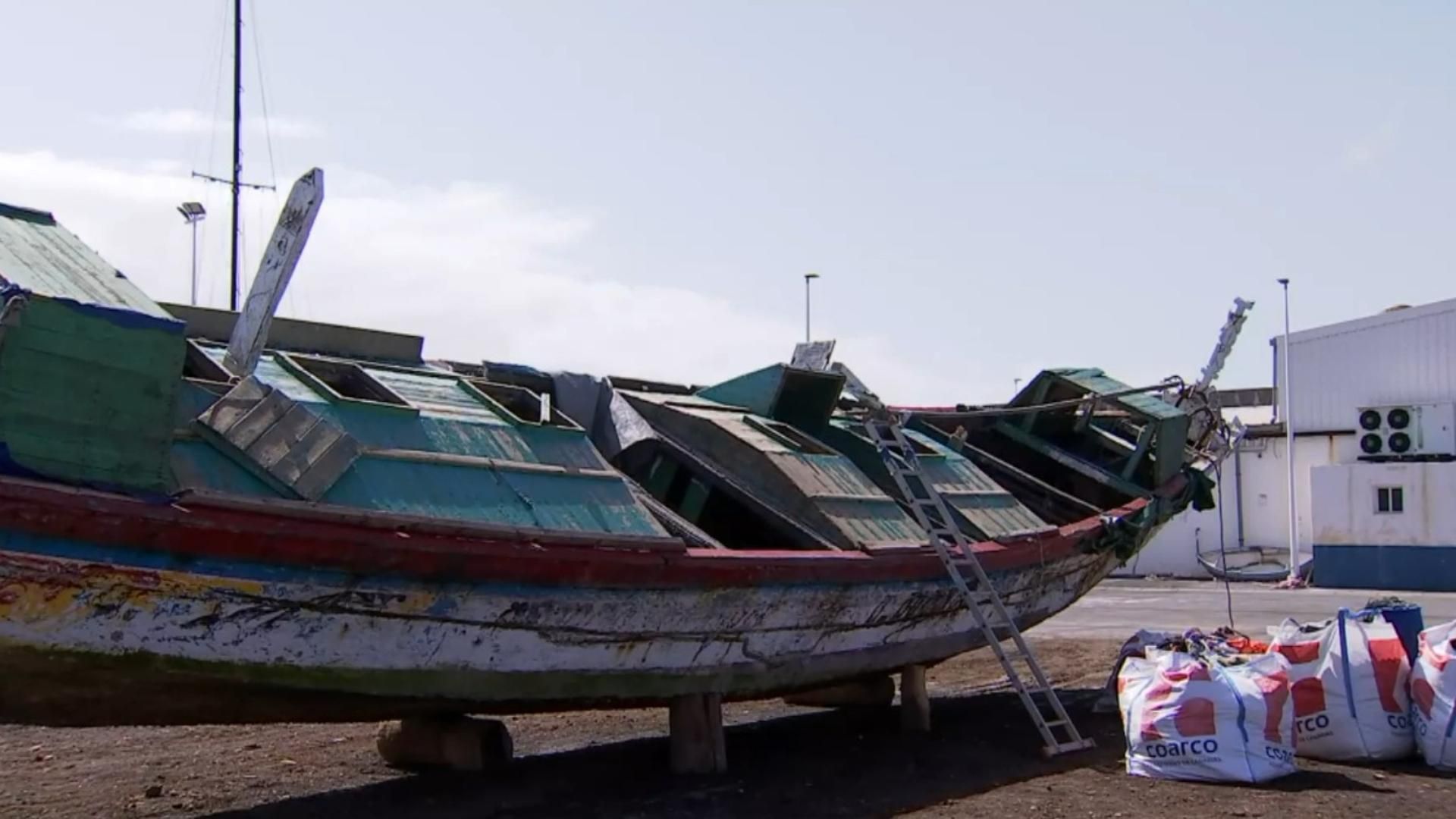 Así es el cayuco que volcó en El Hierro: su parte inferior, dividida en bodegas, fue una trampa mortal