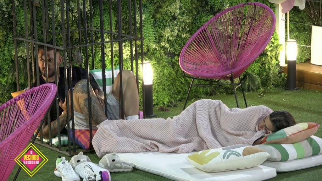 Barranco alude al comentario que ha hecho de Maica en la gala con los vecinos: "¿Se ha entendido lo que he dicho?" Los vecinos de la casa de al lado Temporada 2 Top Vídeos 1642