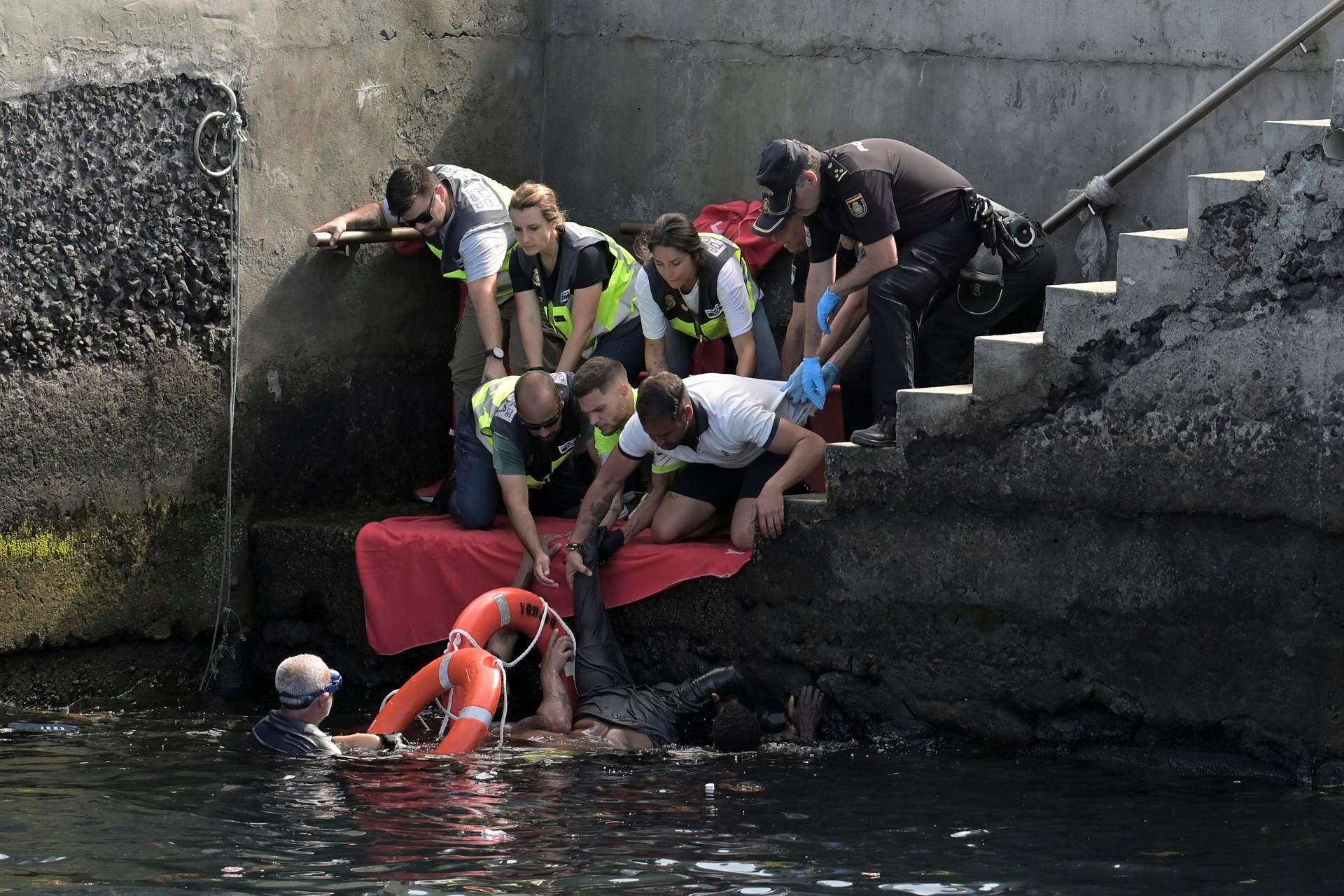 Cuatro personas siguen hospitalizadas tras volcar un cayuco en El Hierro: la cara más trágica de la migración
