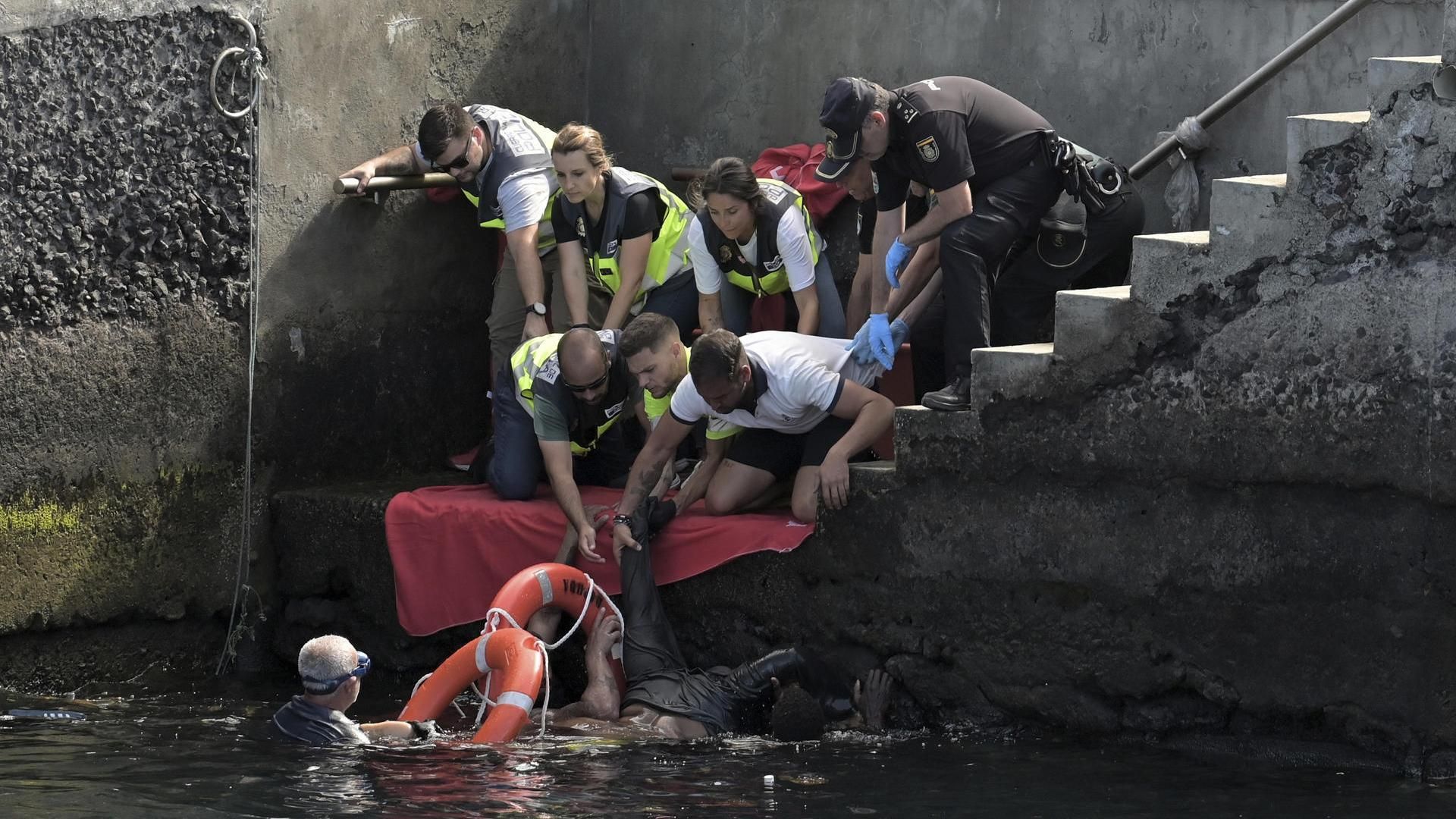 Cuatro personas siguen hospitalizadas tras volcar un cayuco en El Hierro: la cara más trágica de la migración