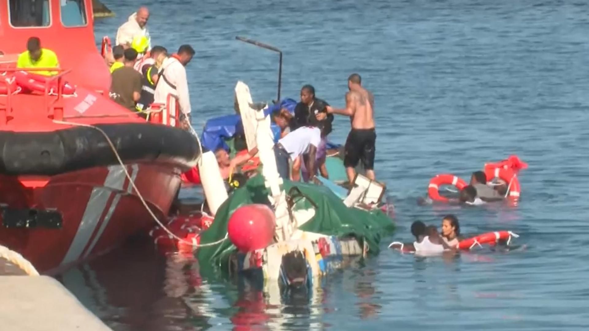 El cayuco volcó en el muelle El cayuco volcó en el muelle