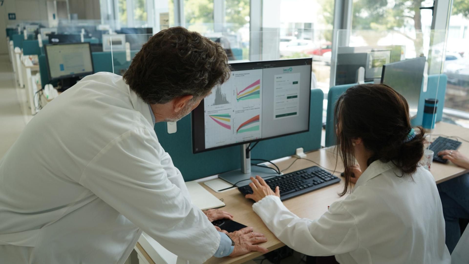 El doctor Montalbán y la doctor Tur, junto al modelo Barcelona-Baseline Risk Score