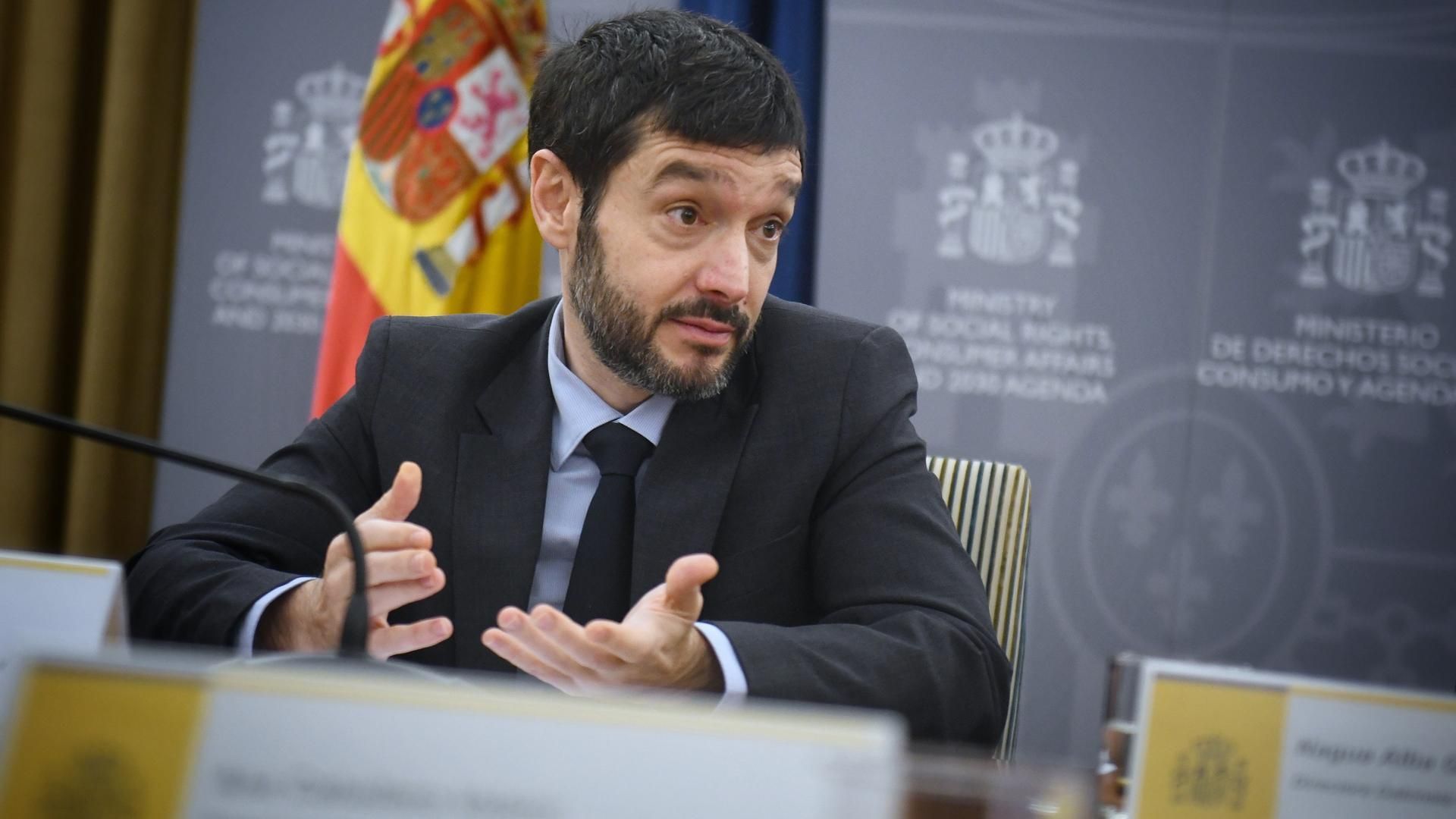 El ministro de Derecho Sociales, Consumo y Agenda 2030, Pablo Bustinduy, en la sede del Ministerio, a 5 de febrero de 2025, en Madrid (España). El ministro de Derecho Sociales, Consumo y Agenda 2030, Pablo Bustinduy, en la sede del Ministerio, a 5 de febrero de 2025, en Madrid (España).