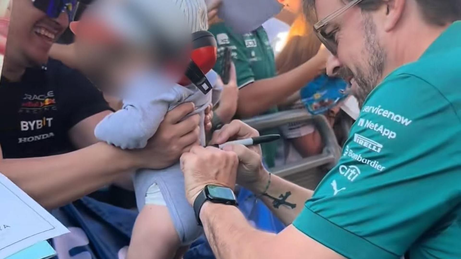 El piloto de F1 firmó en el body de un bebé