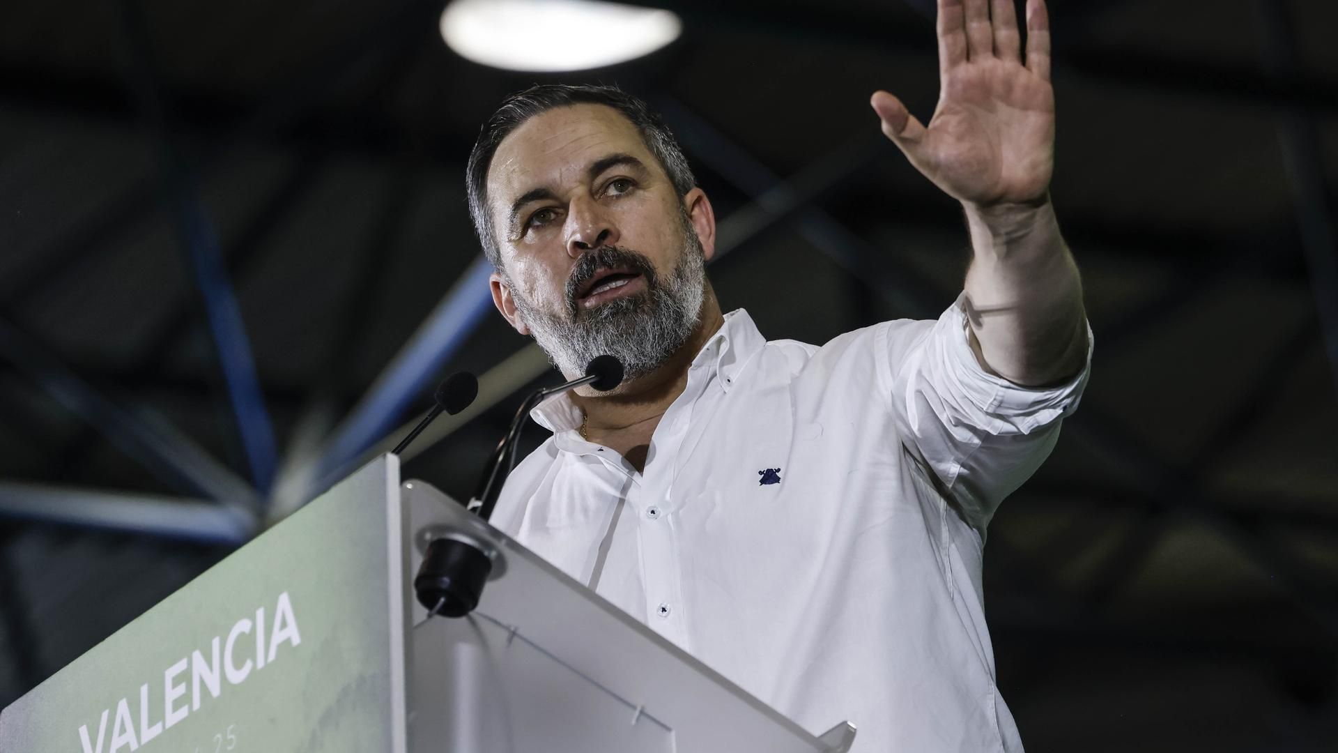 Dirigentes de Vox asisten a una concentración contra la "corrupción" del Gobierno junto a La Moncloa