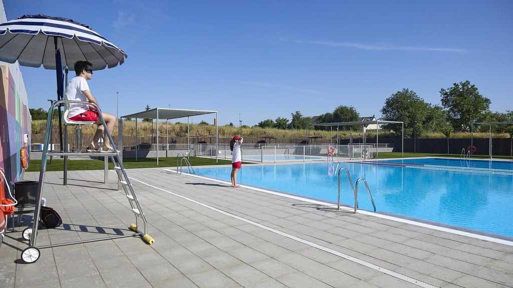 EuropaPress 6755900 socorristas piscina centro deportivo municipal mistral 28 mayo 2025 madrid