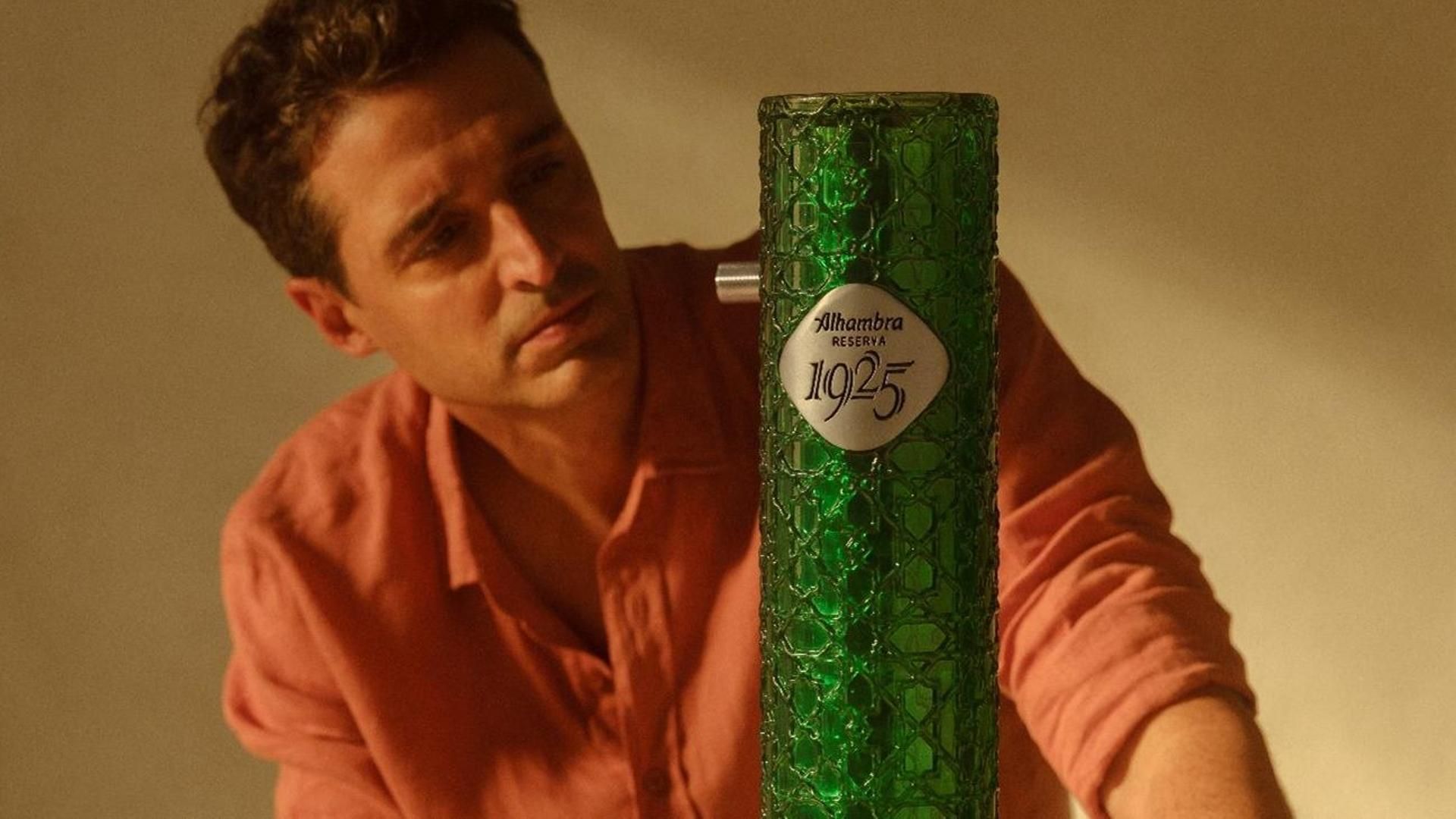 El artista Andreu Carulla junto al grifo Columna Centenario