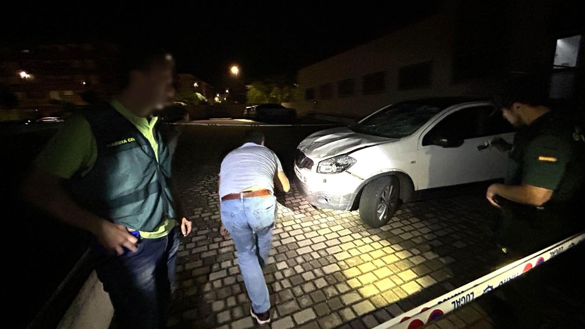 Imagen de archivo de agentes de la Guardia Civil investigando el coche que arrolló a seis personas en Haro, matando a una Imagen de archivo de agentes de la Guardia Civil investigando el coche que arrolló a seis personas en Haro, matando a una