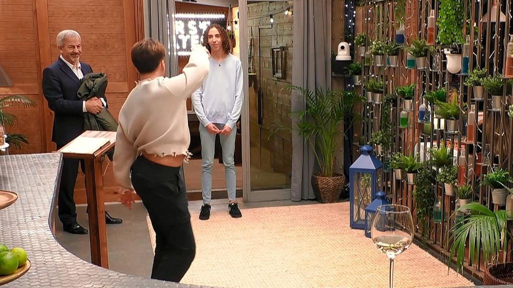 Intenta impresionar a su cita y la sorpresa se la lleva él en ‘First Dates’: “Es el Cucurella”