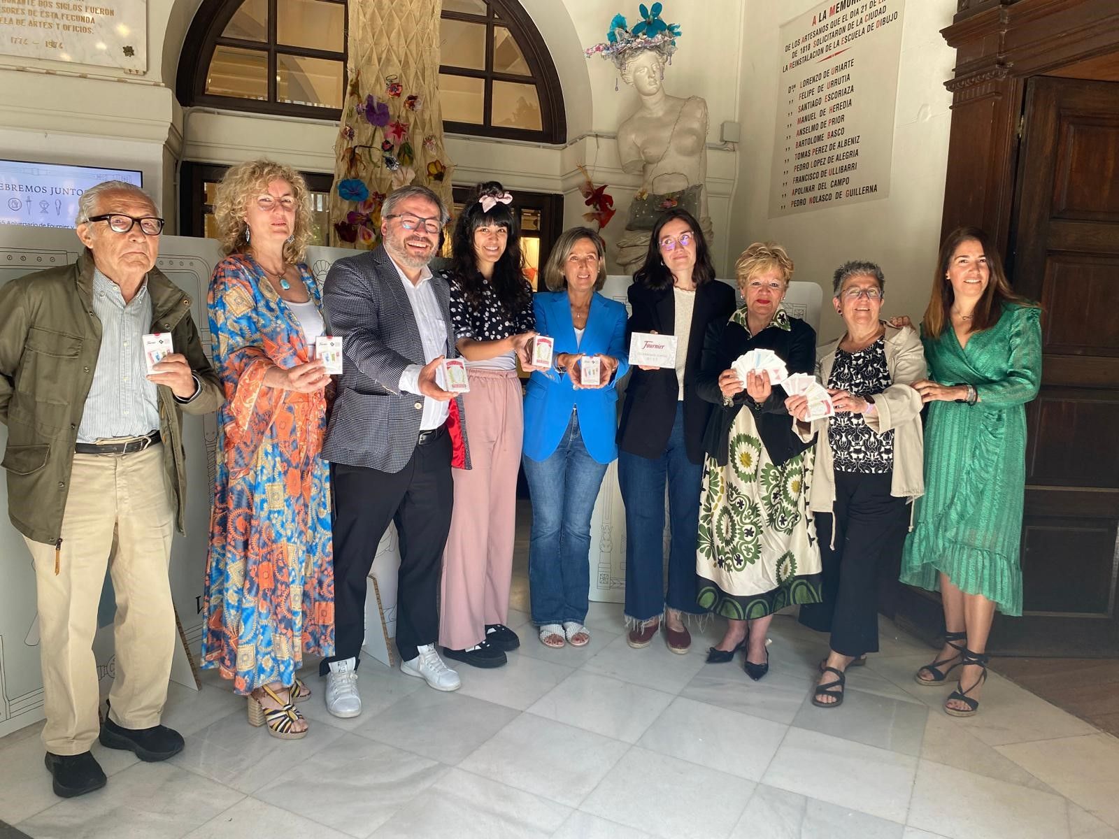 La nueva baraja aúna la celebración de los 155 años de Fournier y la de los 250 años de la Escuela de Artes y Oficios