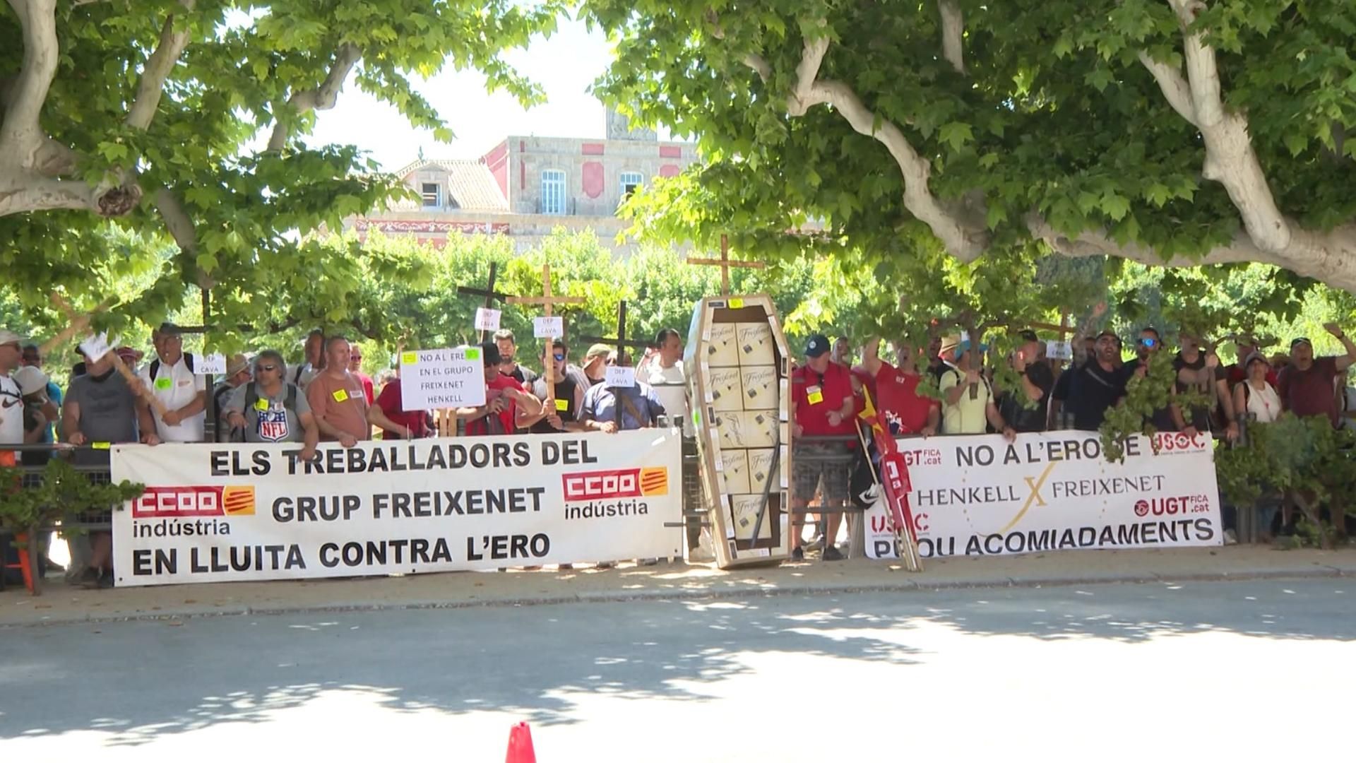 La plantilla de Freixenet protesta a las puertas del Parlament catalán