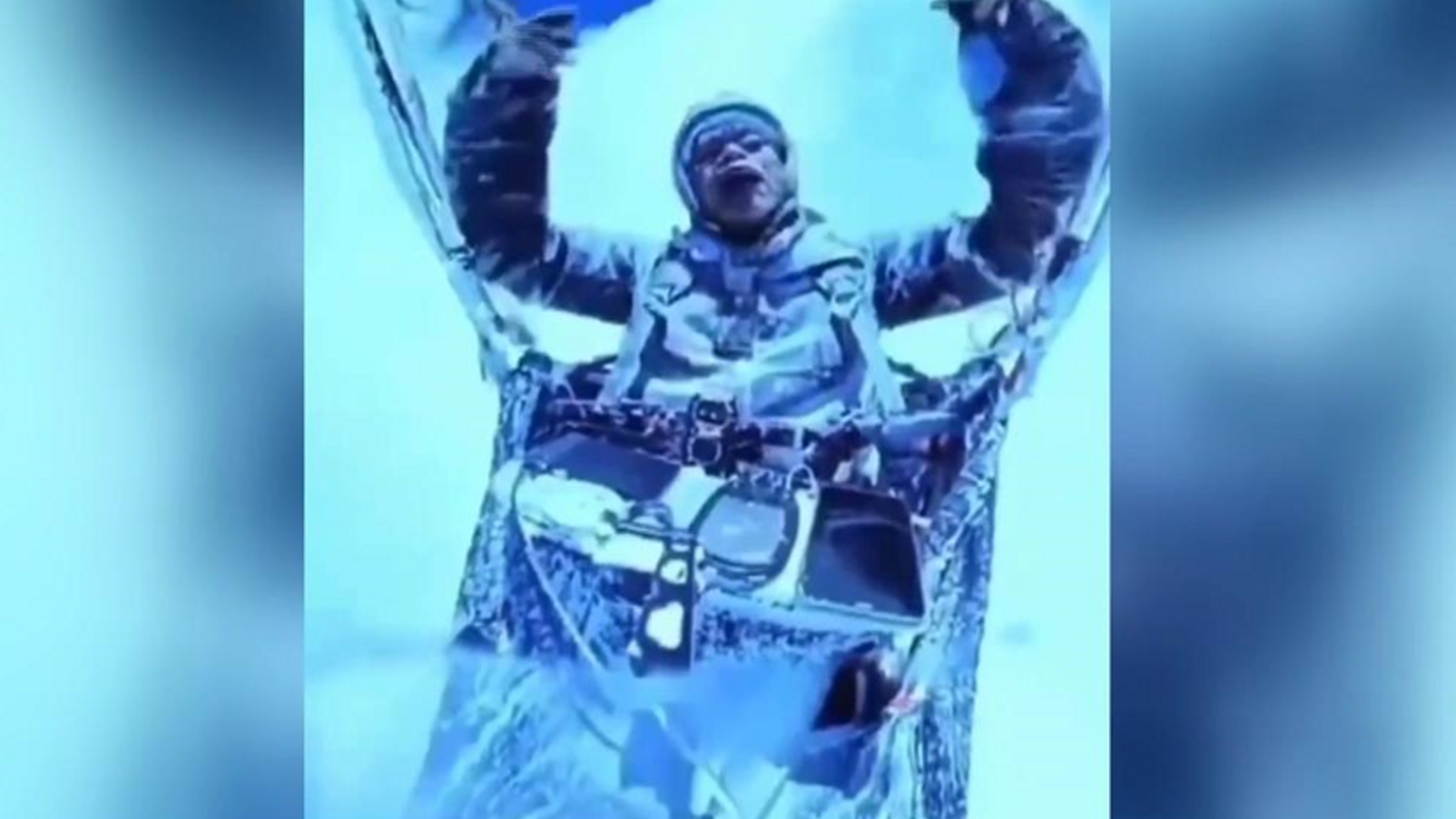 Las imágenes del parapentista atrapado a 8.000 metros de altura: "Soy superviviente de un infierno en el cielo".