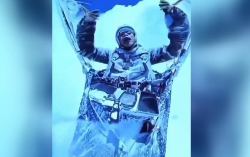 Las imágenes del parapentista atrapado a 8.000 metros de altura: "Soy superviviente de un infierno en el cielo".