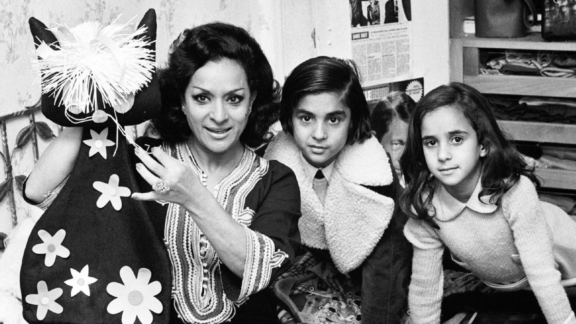 Lola Flores junto a sus hijos Antonio y Rosario, en Madrid aproximadamente en 1973.