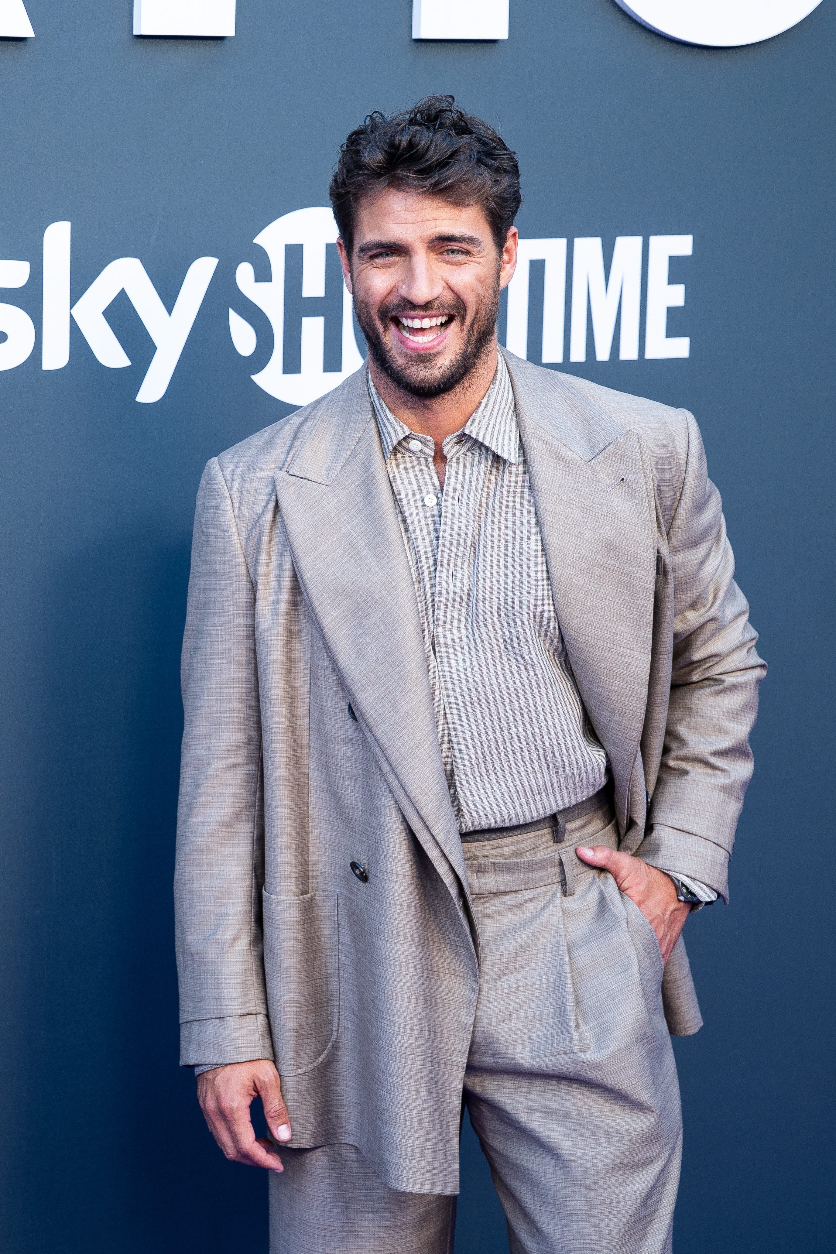 Maxi Iglesias en el photocall de la premier de su nueva serie Matices
