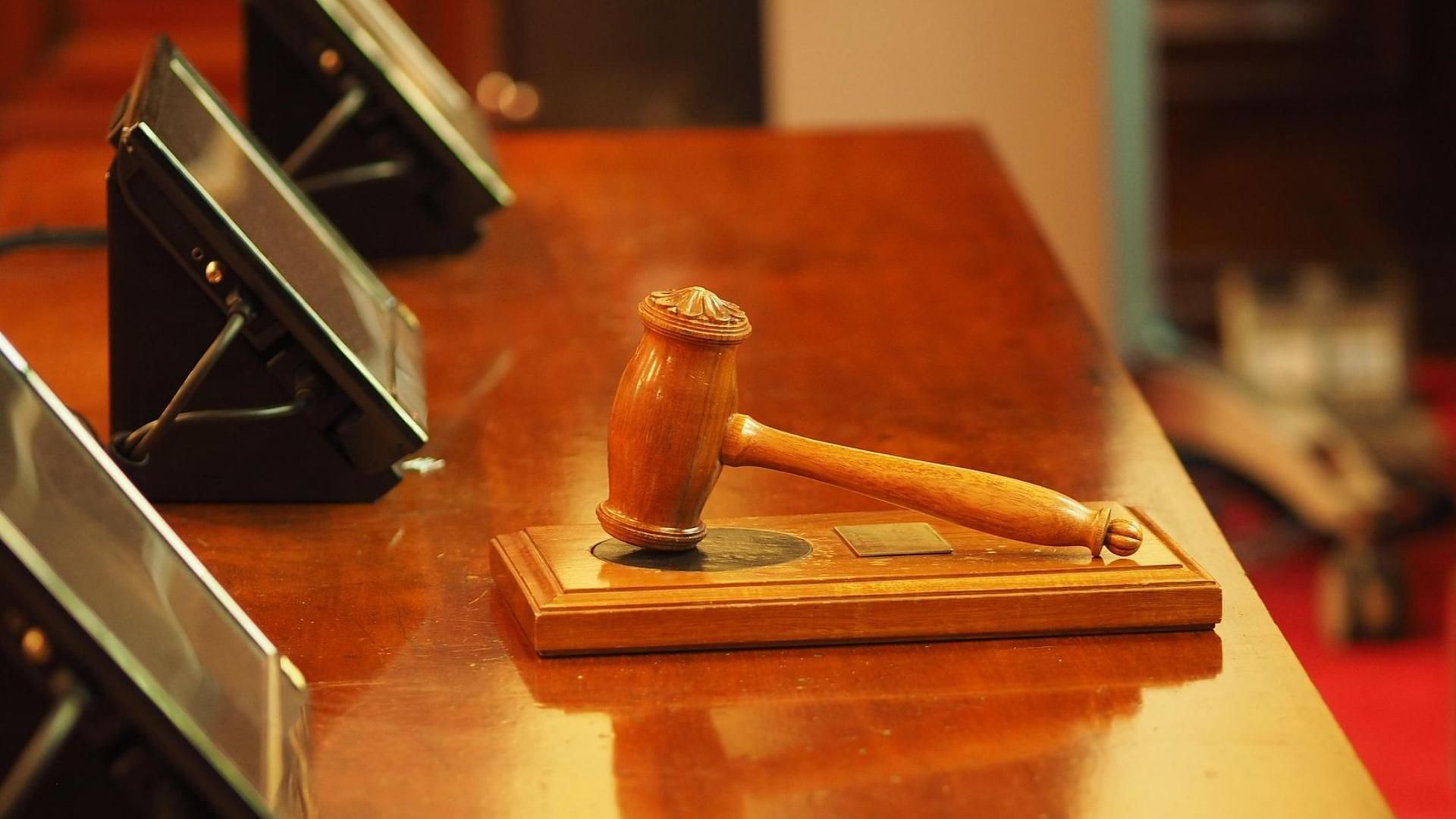 Mazo en un juzgado