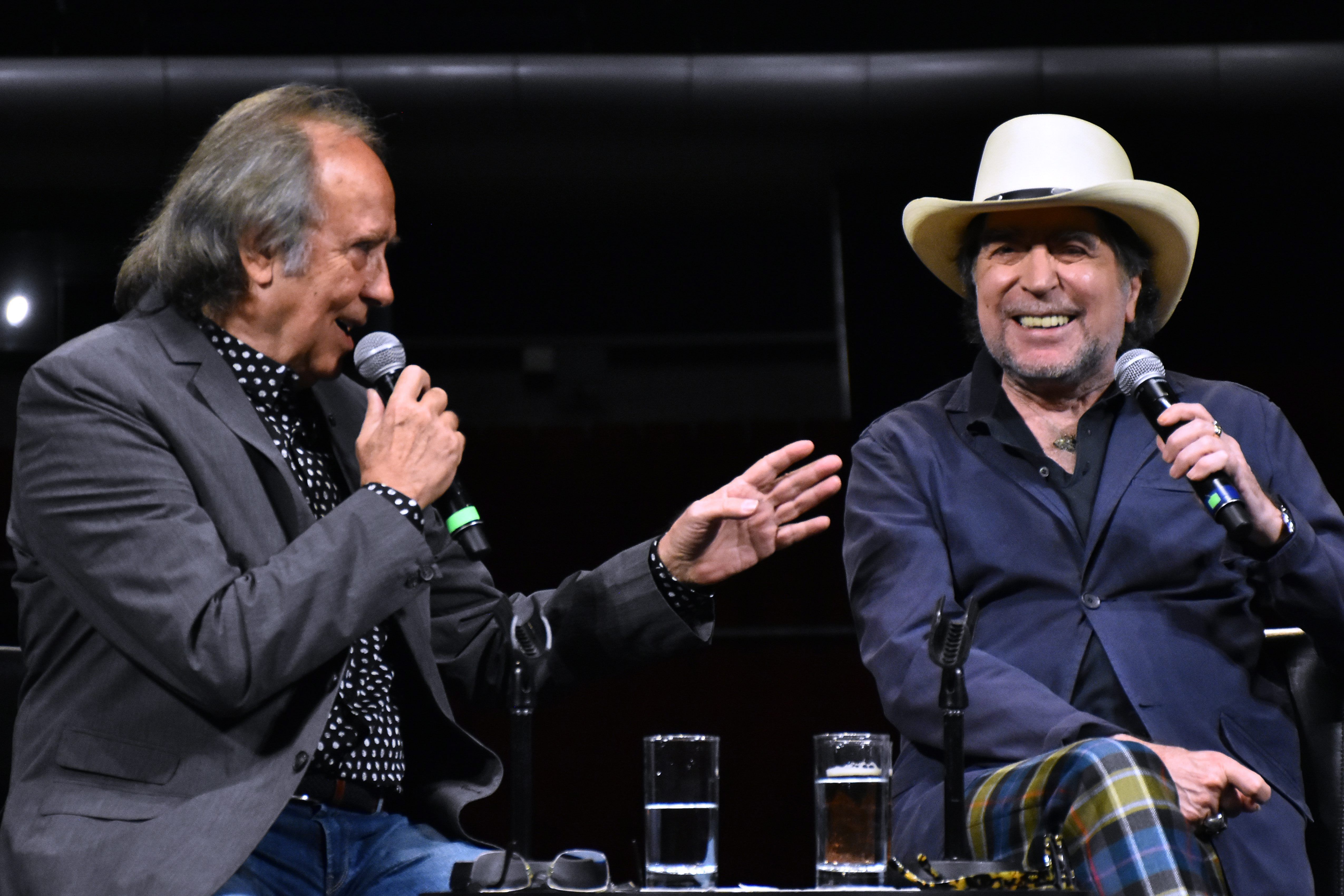 Sabina y Serrat, en el escenario en Ciudad de México, 2019