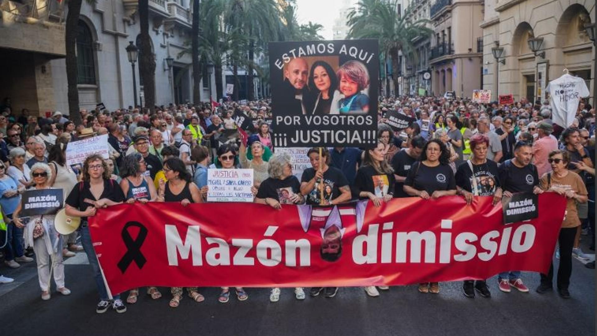 Séptima manifestación contra Mazón para exigir su dimisión: "No tenemos paz" Séptima manifestación contra Mazón para exigir su dimisión: "No tenemos paz"