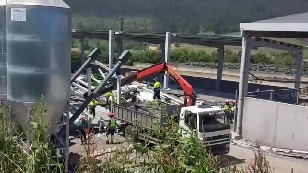 Tres fallecidos y tres heridos graves al colapsar el tejado de una nave ganadera en obras en Coaña, Asturias