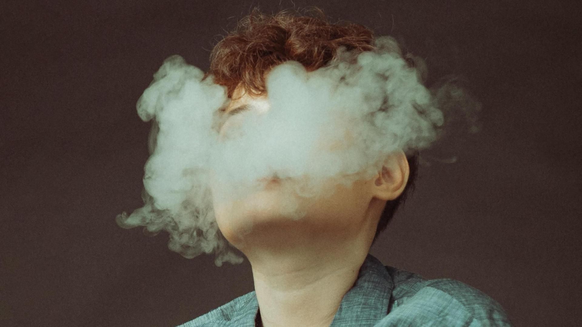 Adolescente con un vapeador