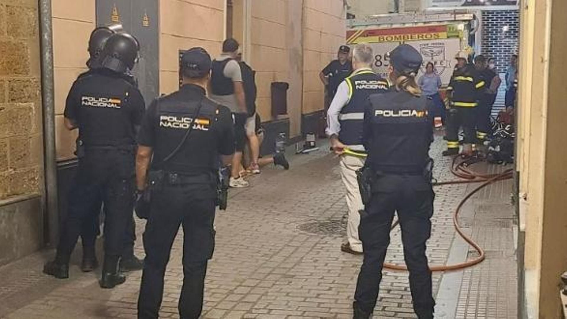 Agentes de Policía Nacional en una actuación contra una persona atrincherada en su domicilio en Cádiz