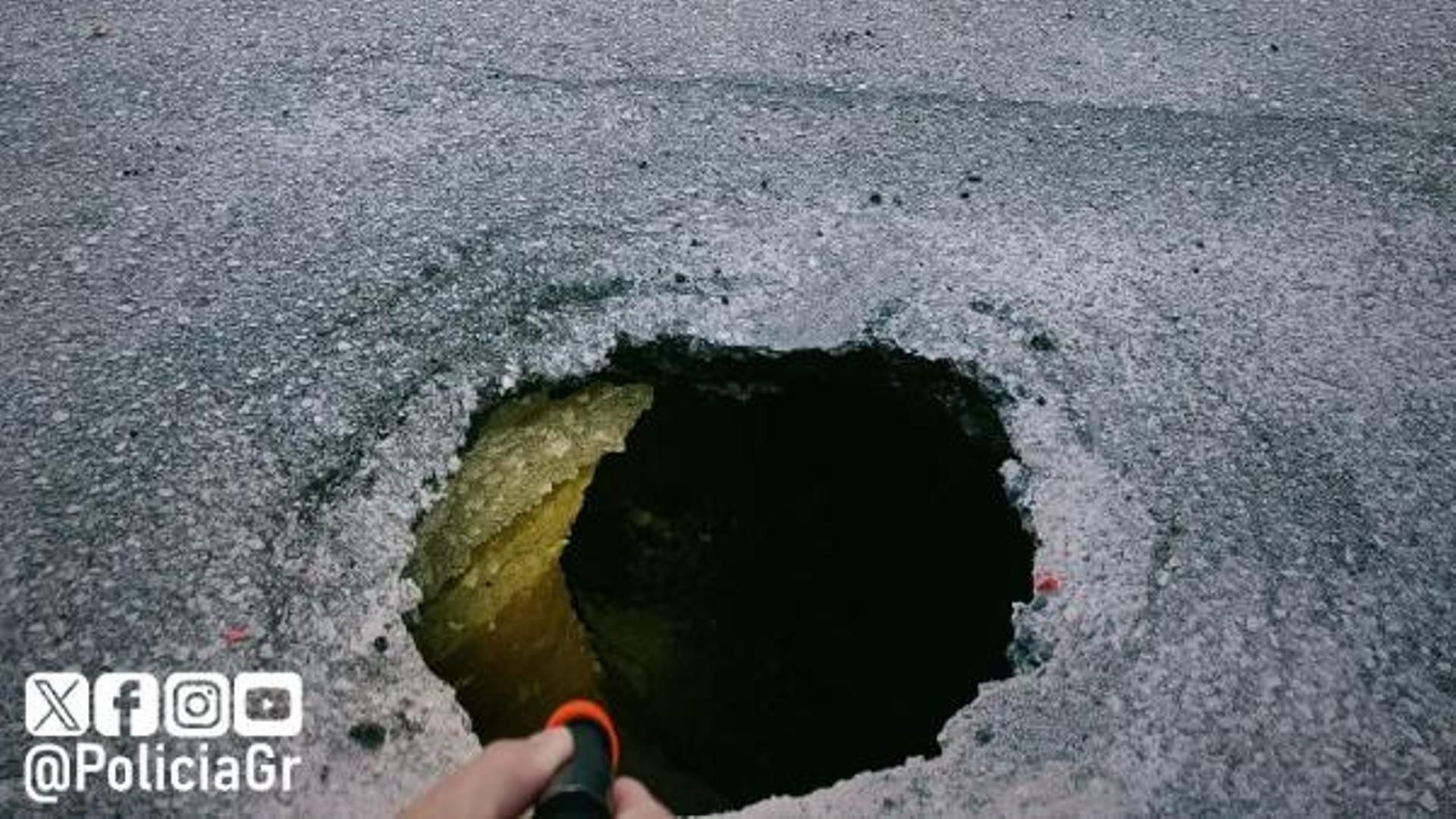 Aparece un socavón en una carretera de Alfacar, Granada