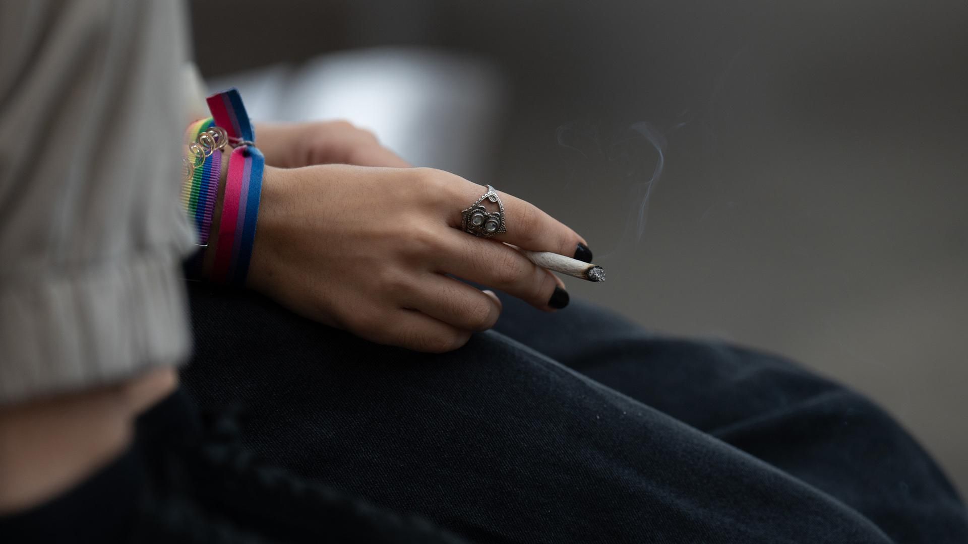 Archivo - Imagen de archivo de jóvenes fumando. Archivo - Imagen de archivo de jóvenes fumando.