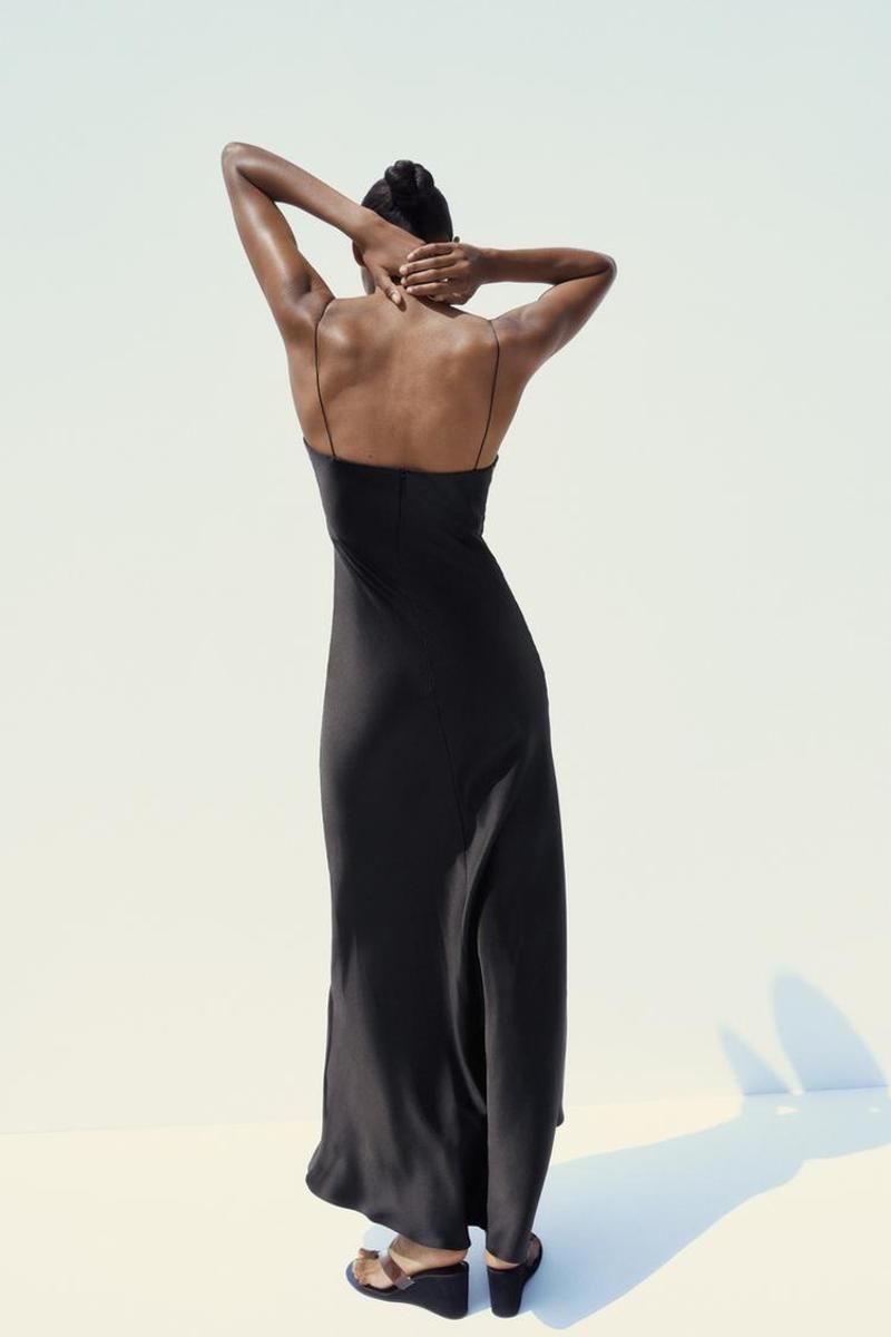 Así es la parte de atrás del vestido negro de Zara más bonito de 2025