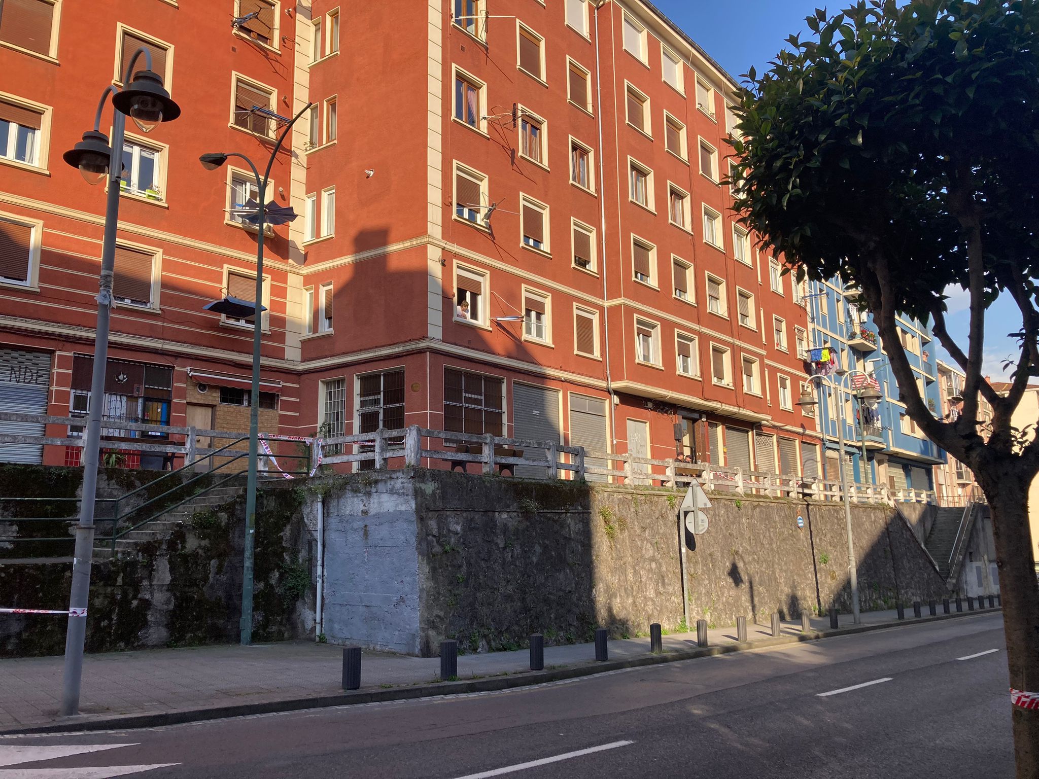 Bloque de viviendas donde ha ocurrido el crimen, esta mañana