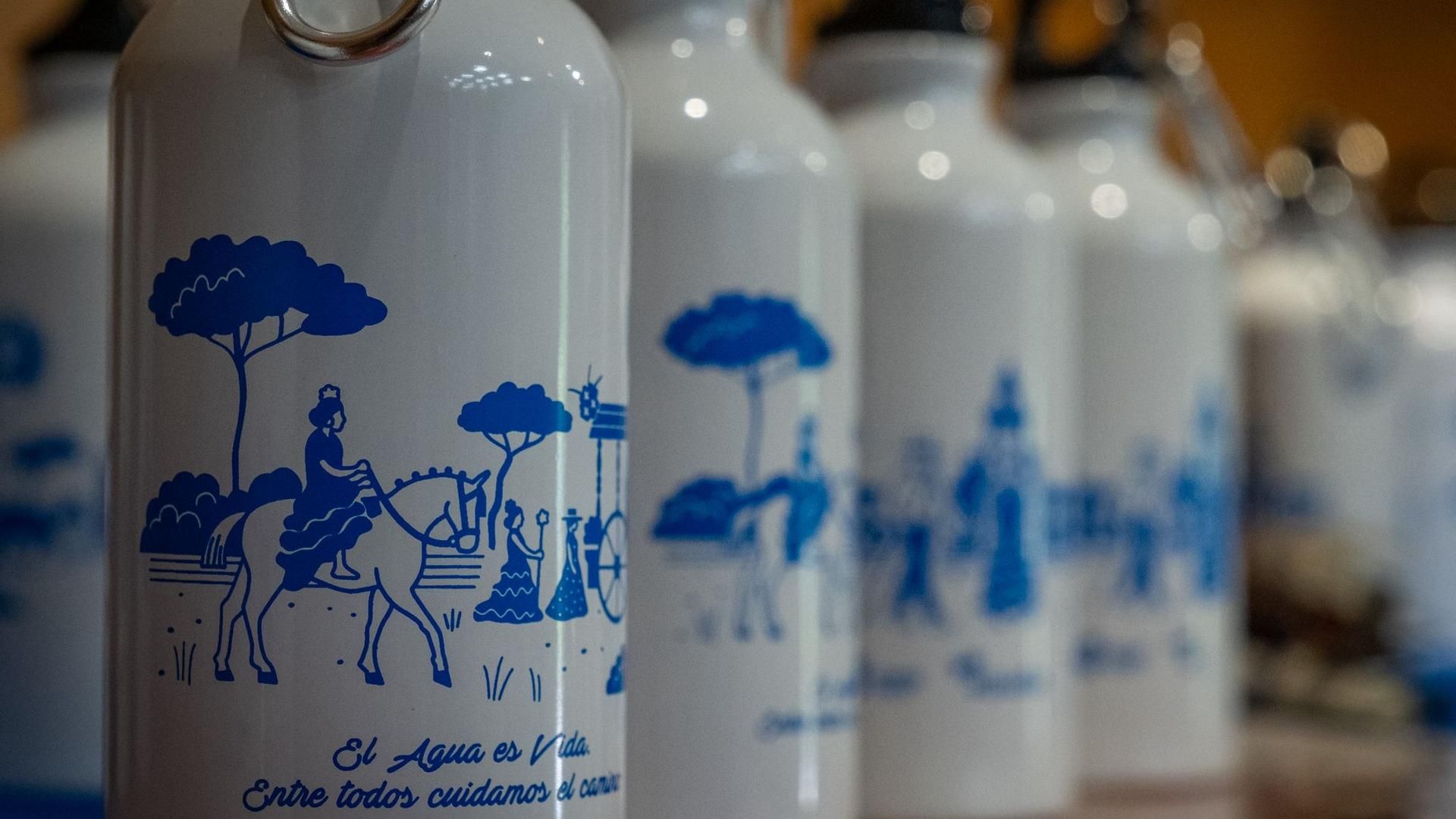Botellas de alumnio serigrafiadas con motivos rocieros para los peregrinos de Huelva