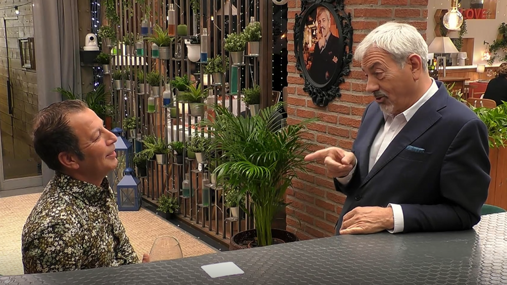 Carlos Sobera, de los nervios con el juego de intriga de un soltero de ‘First Dates’: “Me llaman así porque mi padre es amigo de Mel Gibson”