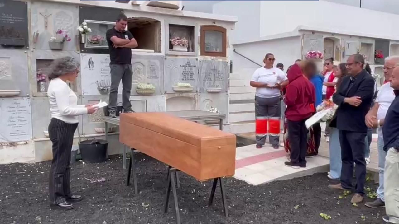 El entierro de la niña muerta en el cayuco hundido en El Hierro: su madre y hermanas lloran su pérdida