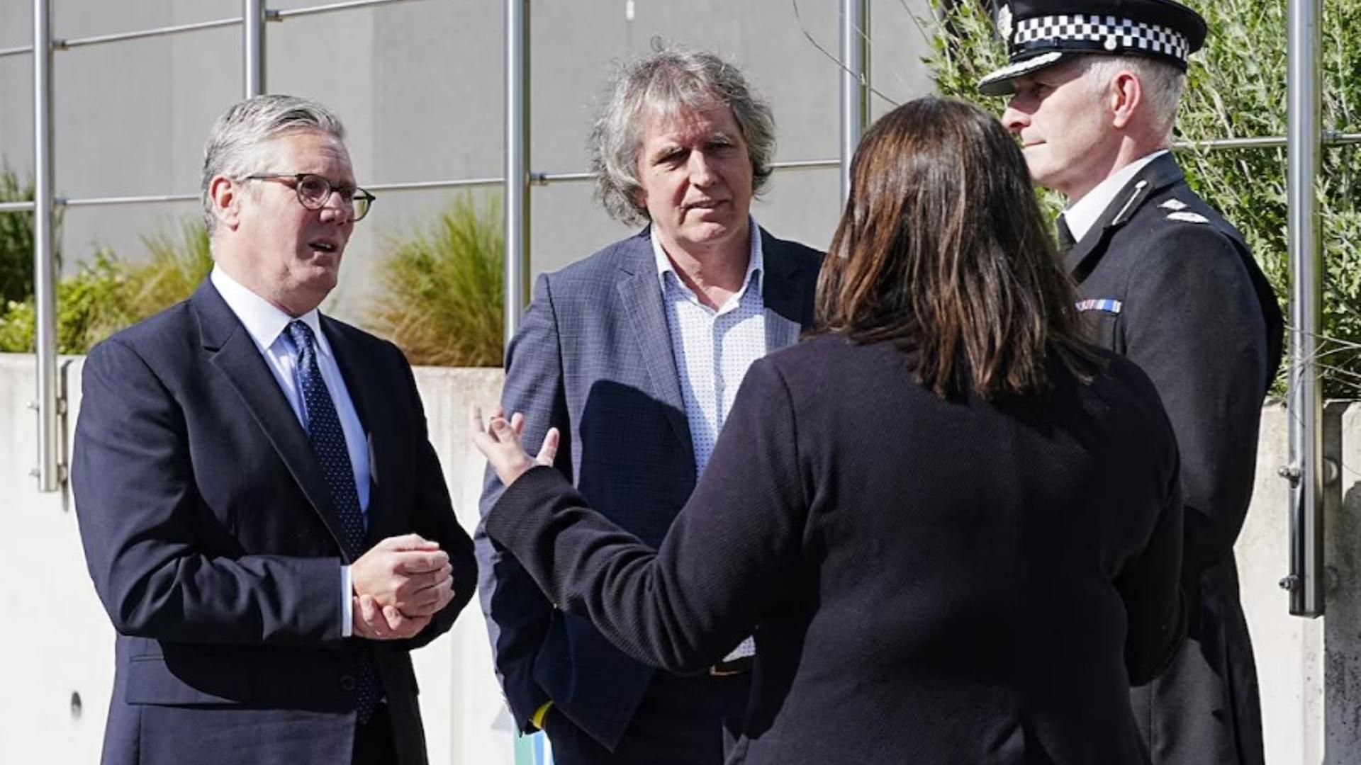 El primer ministro británico, Keir Starmer con el Alcalde de Liverpool y los investigadores del atropello masivo.