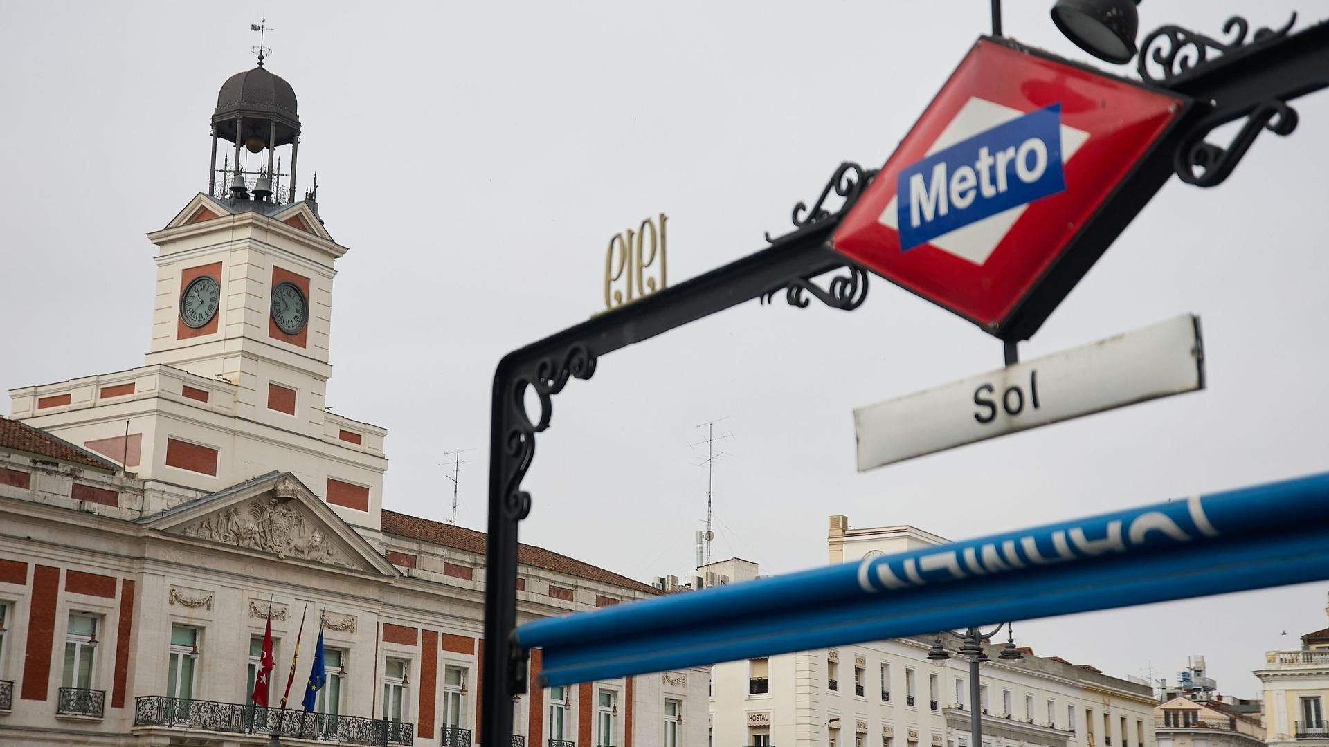 El reloj de la Puerta del Sol de Madrid, con una hora de retraso por primera vez para conmemorar el Día de Canarias