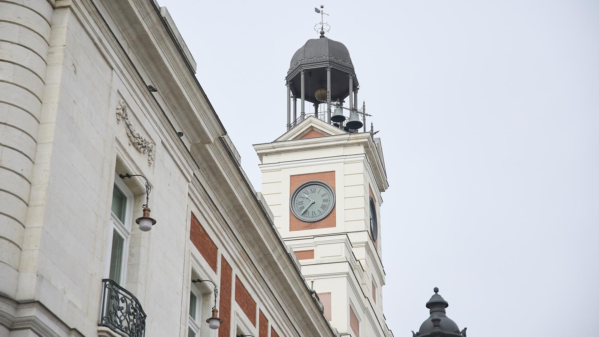 El reloj de la Puerta del Sol de Madrid, con una hora de retraso por primera vez para conmemorar el Día de Canarias