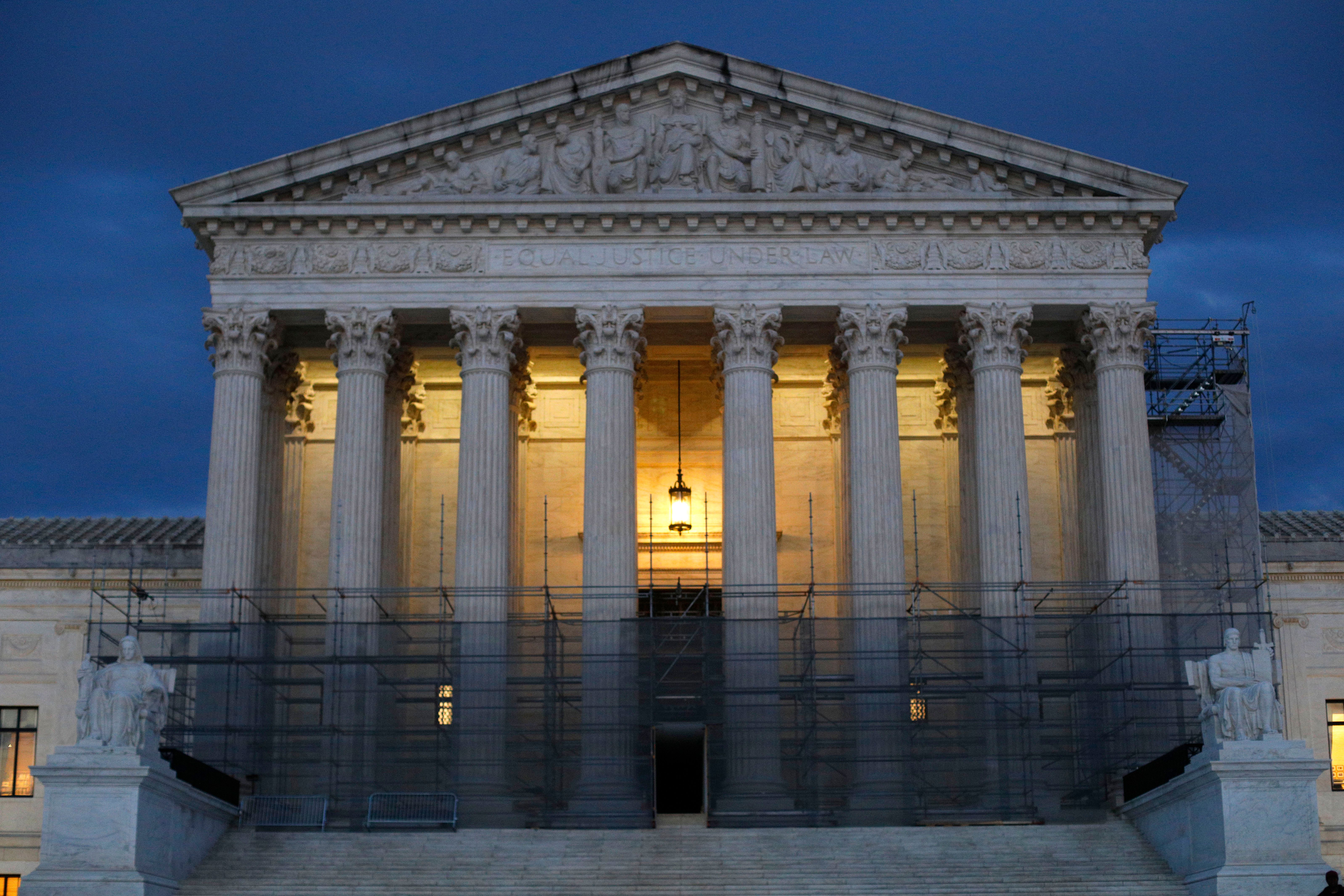 El Tribunal Supremo autoriza a Trump a retirar la protección de más de medio millón de inmigrantes