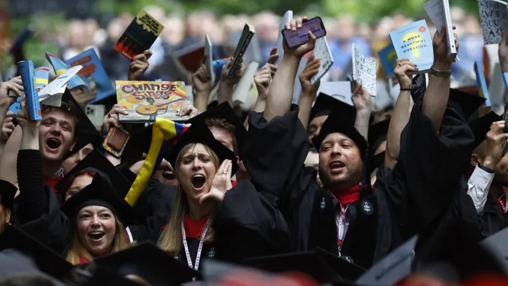 Estudiantes graduados de la Universidad de Harvard celebran durante la 374.ª ceremonia de graduación en Cambridge, Massachusetts, EE.UU.