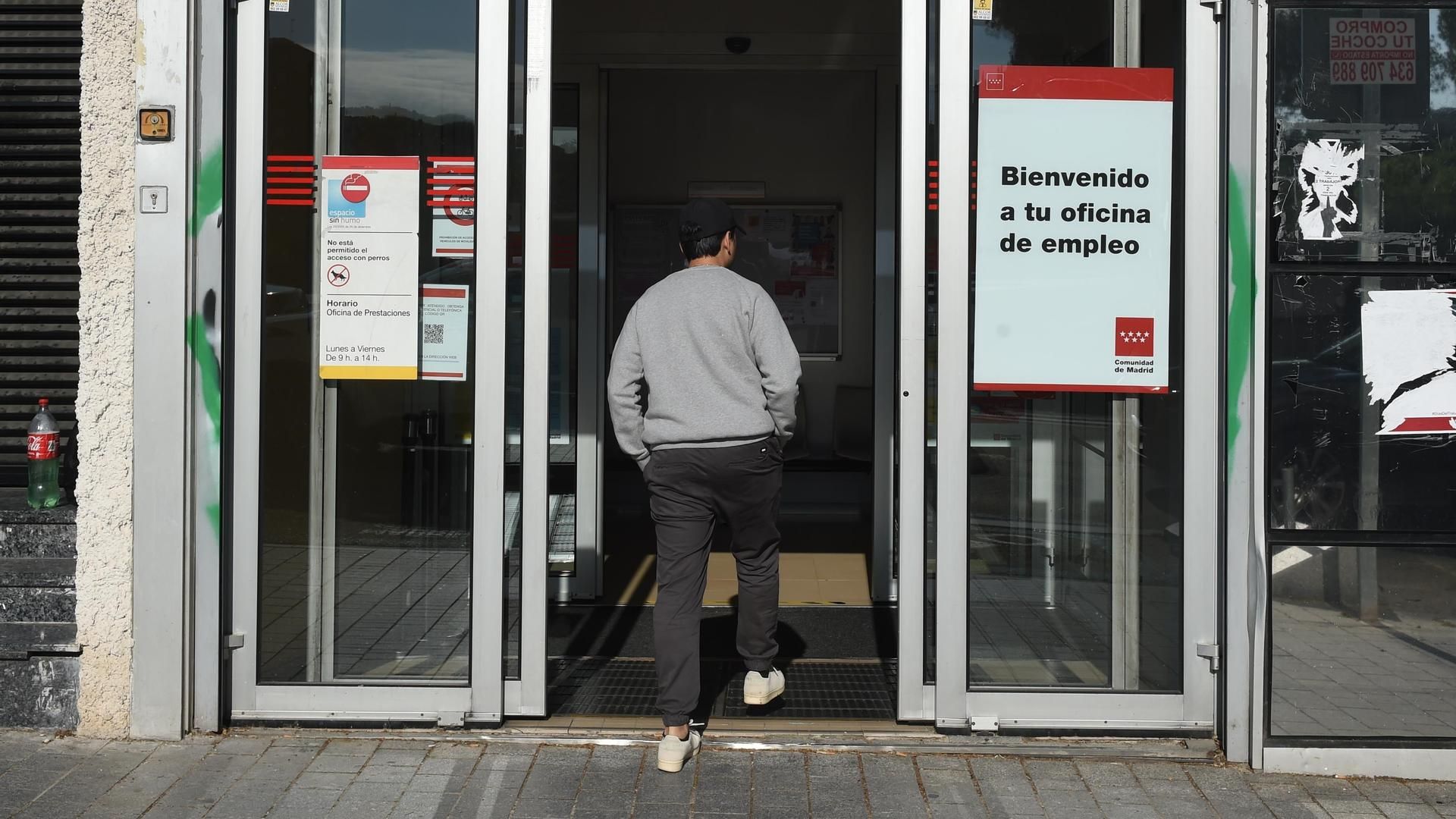 EuropaPress 6702274 hombre entra oficina empleo mayo 2025 madrid espana seguridad social gano