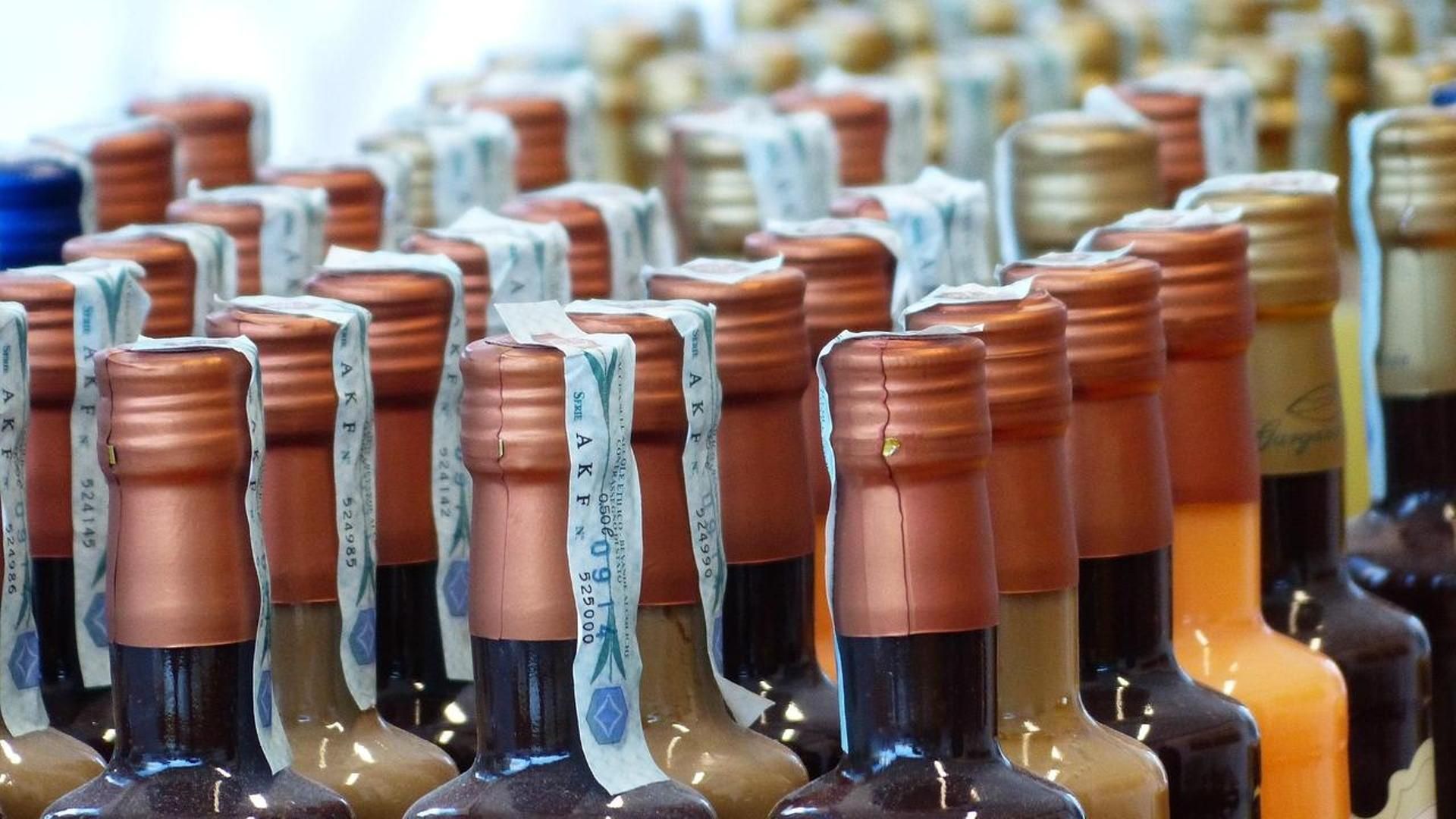 Imagen de archivo de botellas de licor