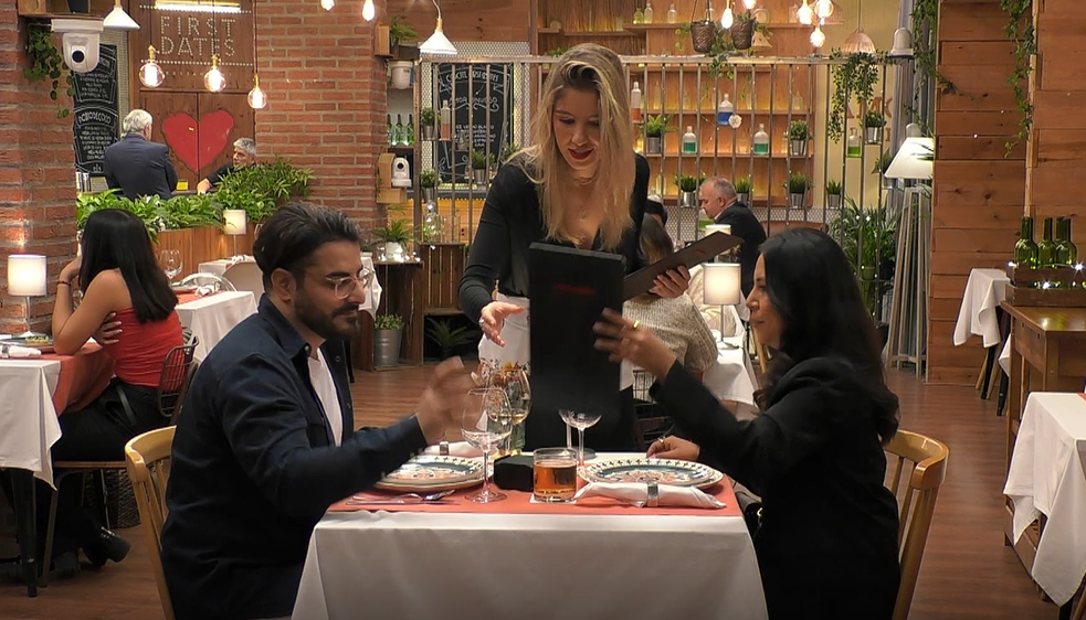 Jamaa y Miyuki eligiendo su cena en 'First Dates'