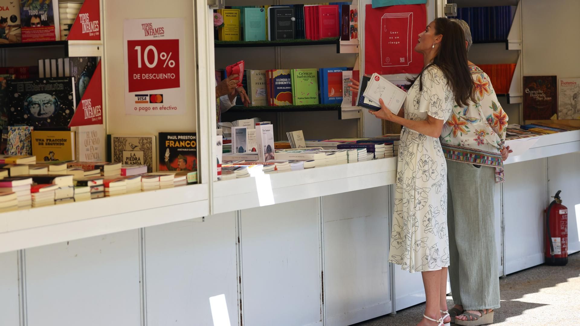 La inauguración de la Feria del Libro, frustrada por el viento: Madrid cierra el Retiro y otros ocho parques