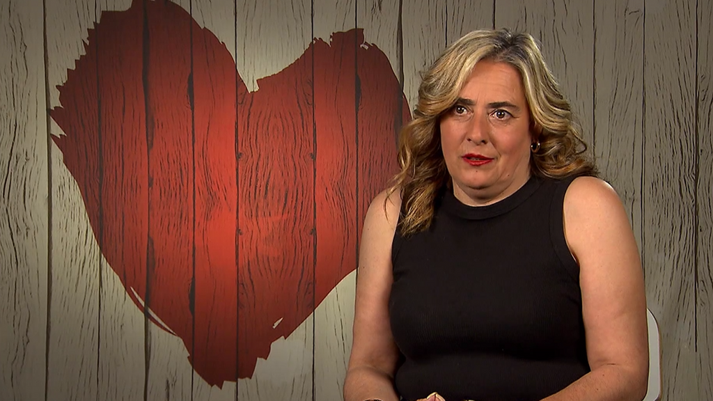 La inesperada profesión de una soltera de 'First Dates' deja K.O. a Carlos Sobera y a su cita: "Voy de Pitufina, pero..."