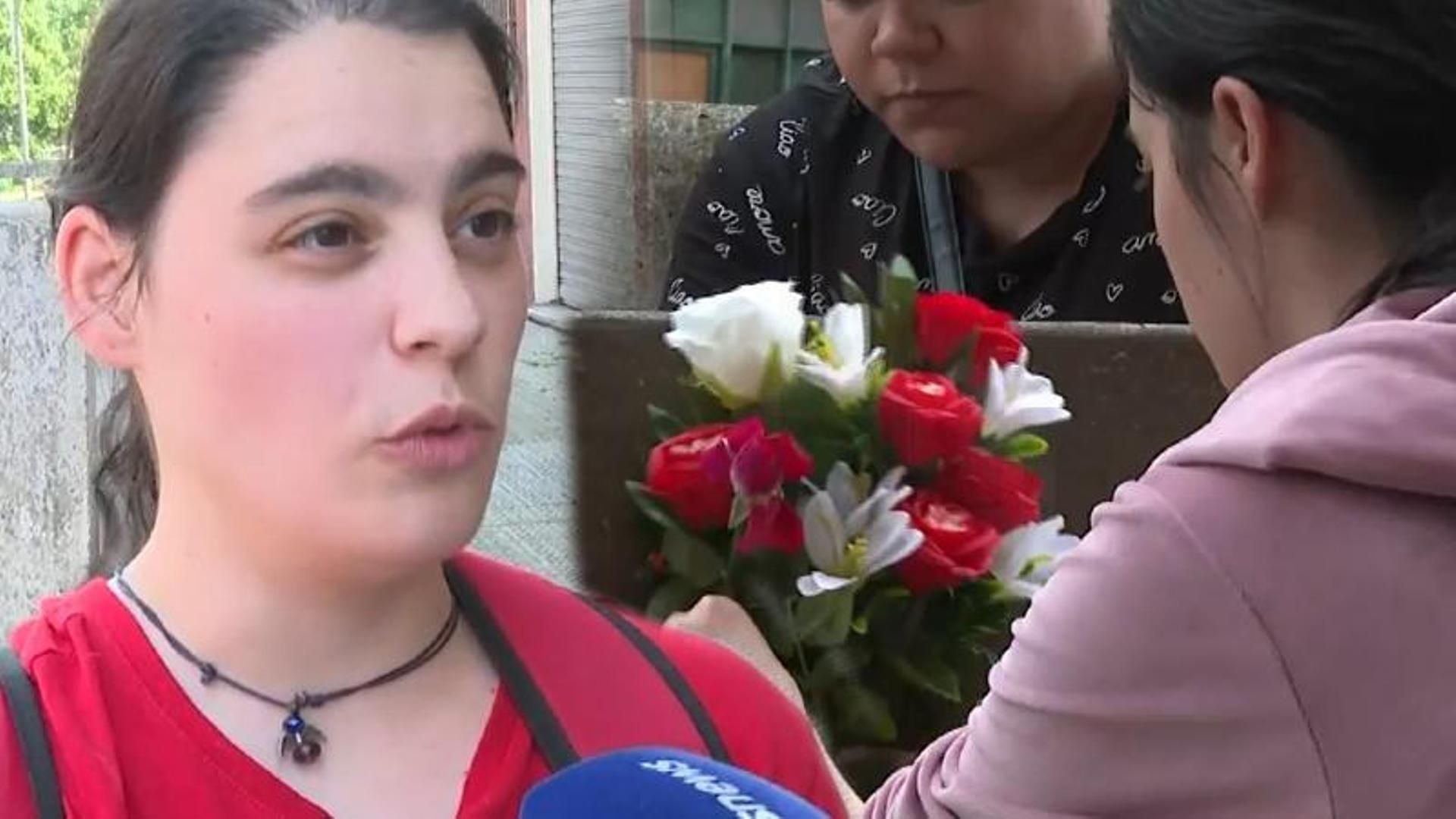 La niñera de la menor asesinada por su padre en Bilbao homenajea con flores a la pequeña: "Necesitaba venir, era muy buena y dulce"