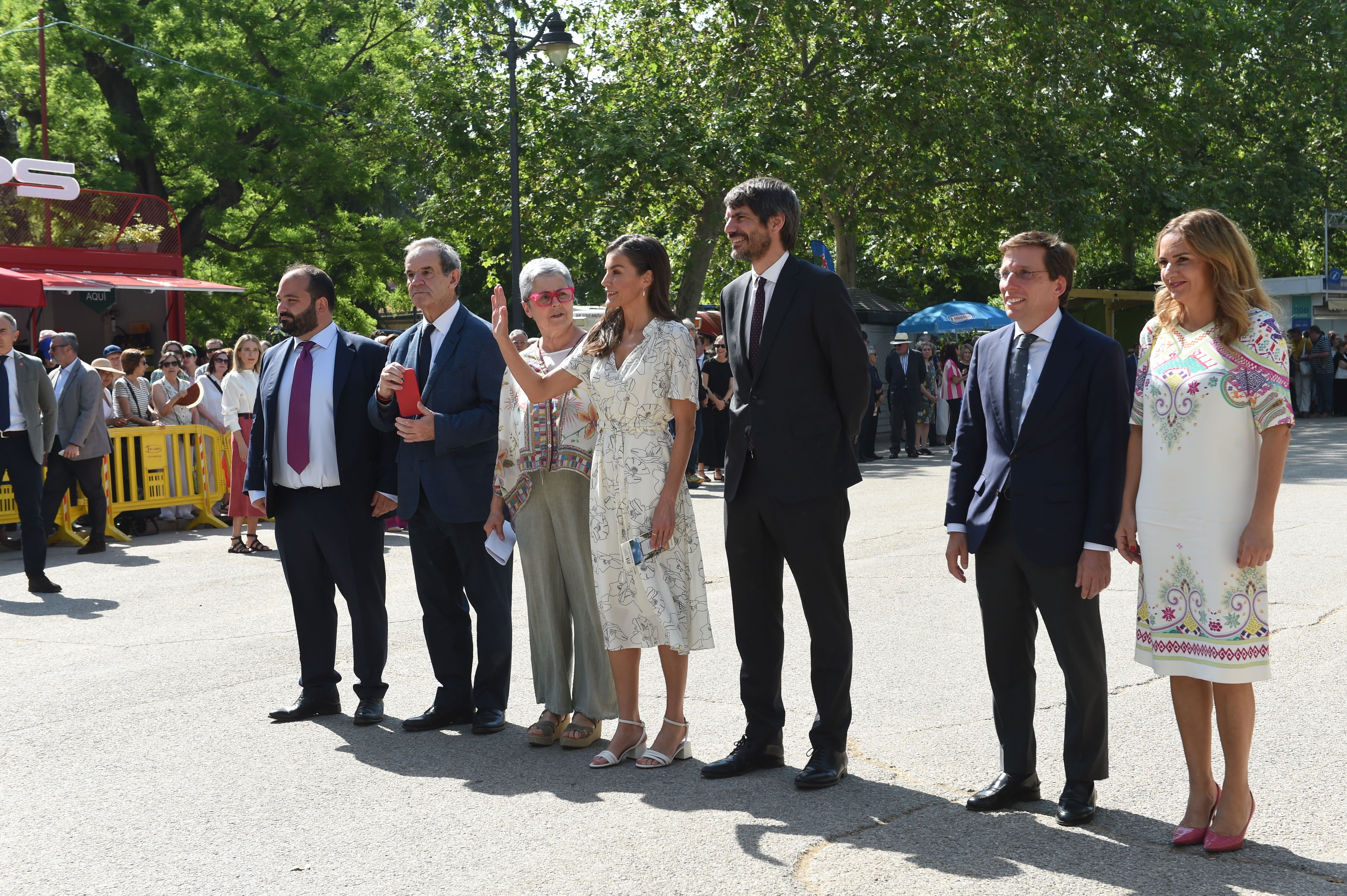 La reina Letizia, con la directora de la Feria del Libro, Eva Orúe, y las autoridades