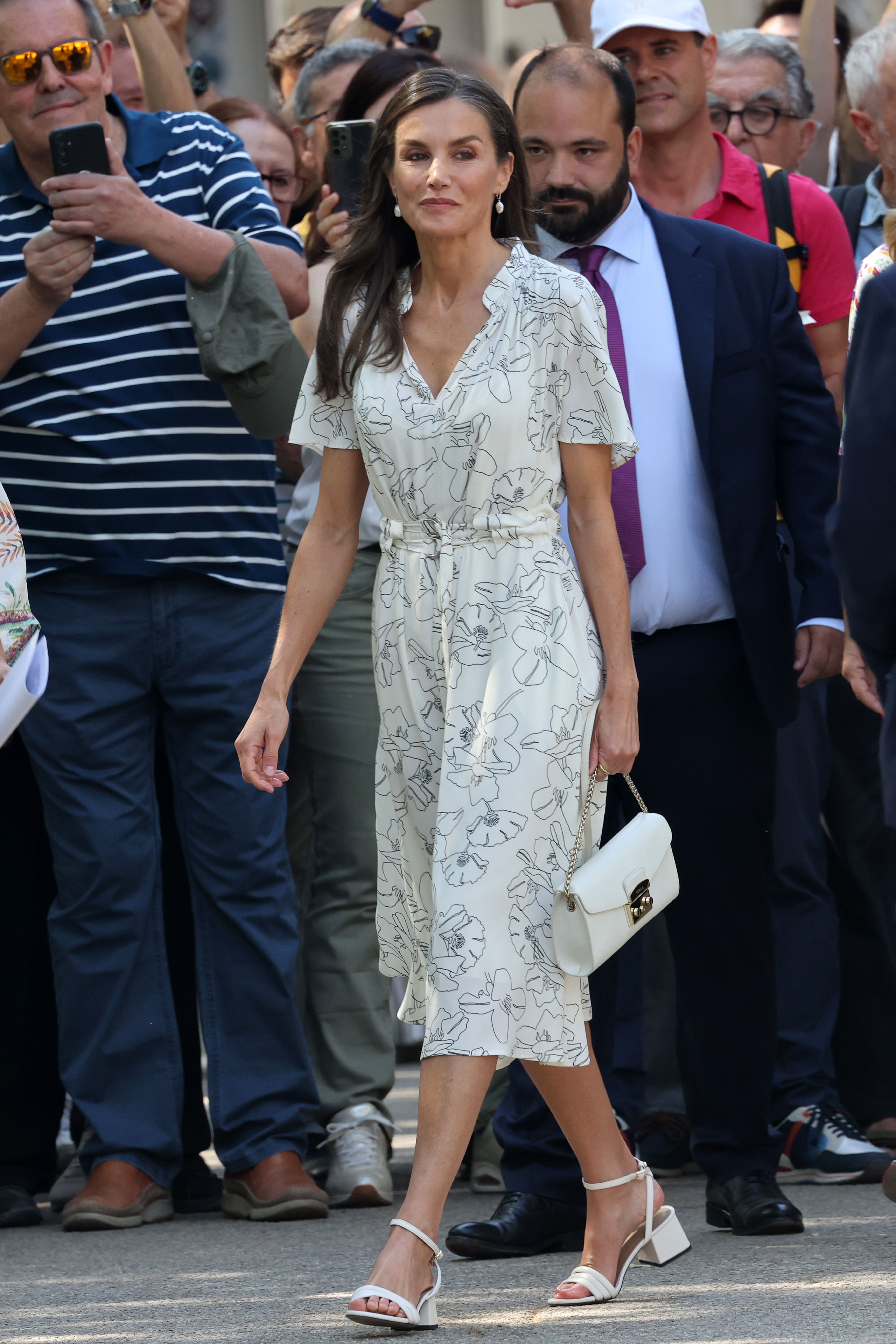La reina Letizia, durante su visita a la Feria del Libro