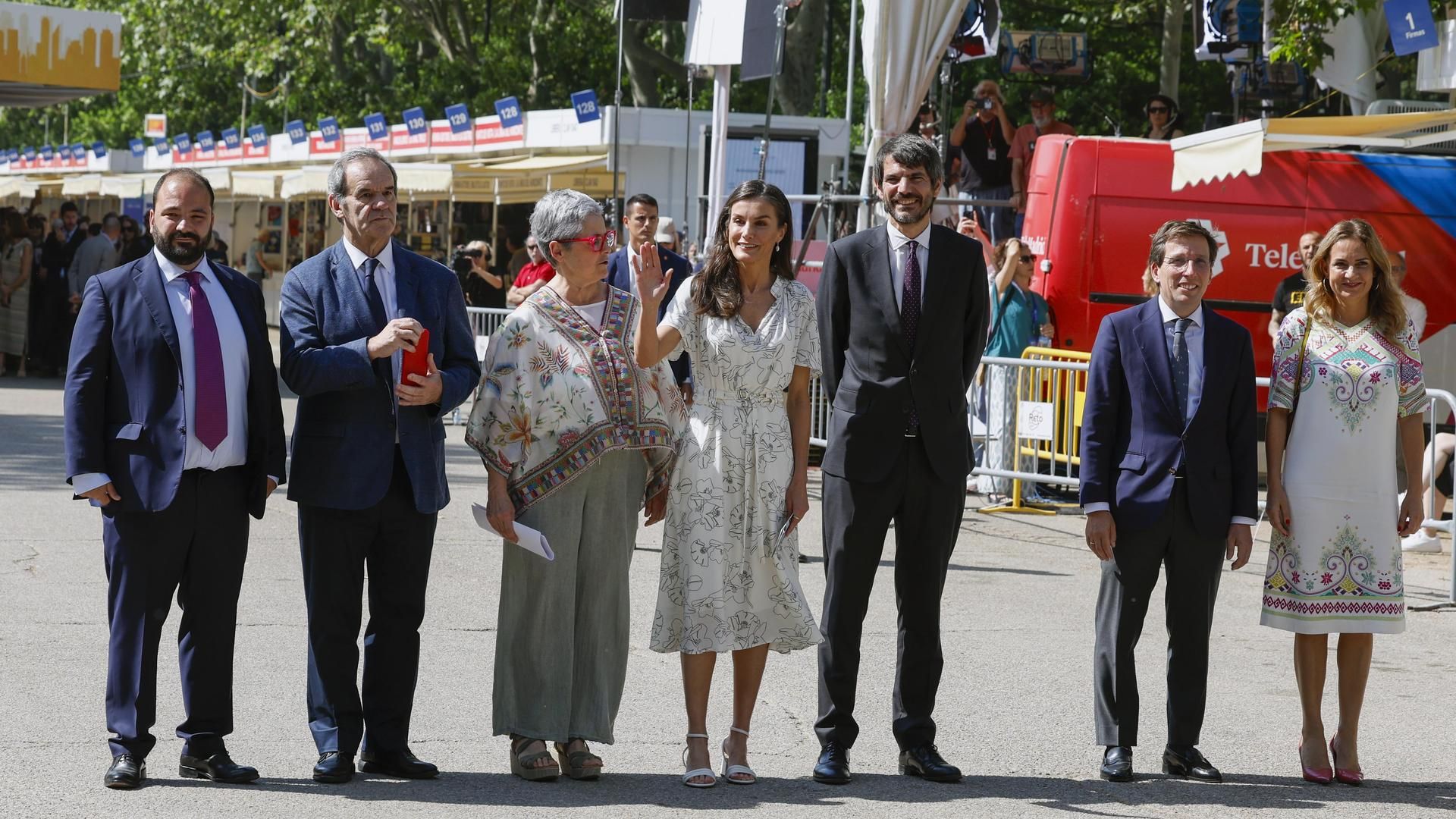La reina Letizia, la directora de la Feria del Libro de Madrid, Eva Orúe, el alcalde de Madrid, José Luis Martínez Almeida y el ministro de Cultura, Ernest Urtasun visitan las casetas de la Feria del Libro de Madrid
