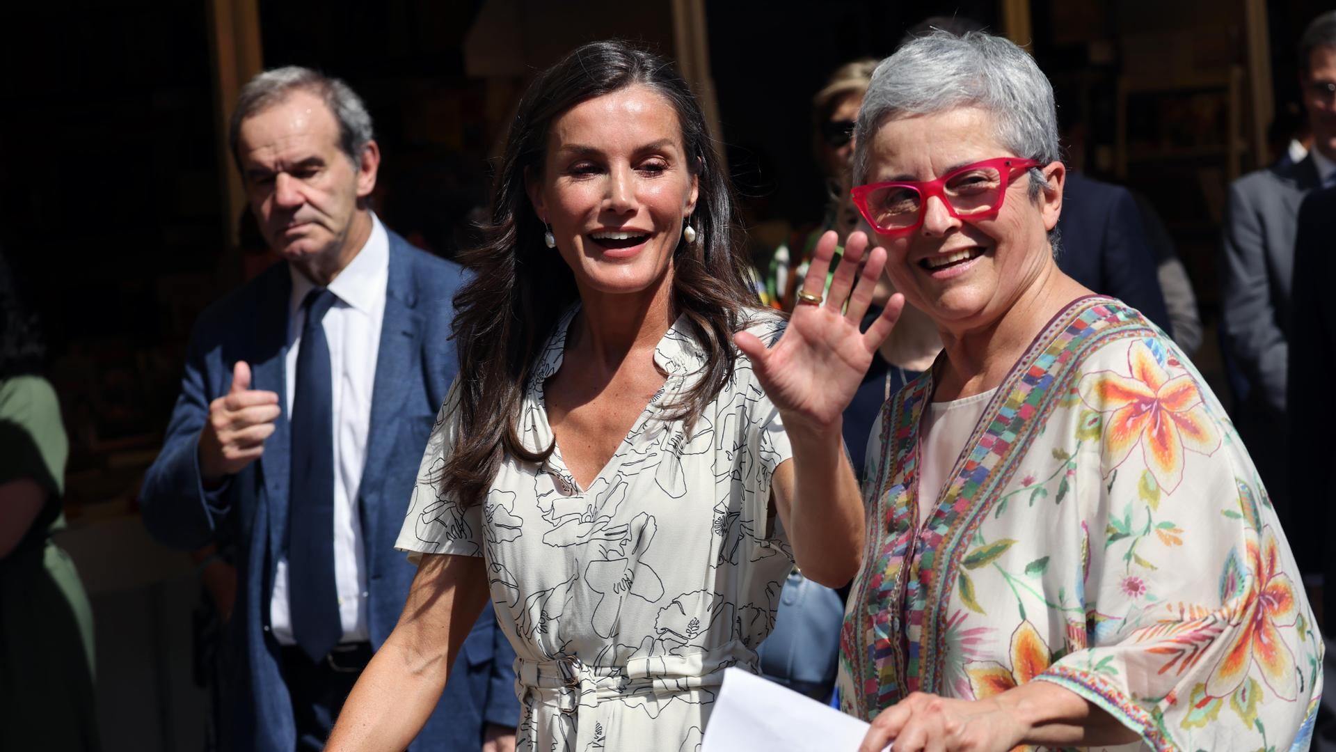La reina Letizia, junto a la directora de la Feria del Libro La reina Letizia, junto a la directora de la Feria del Libro