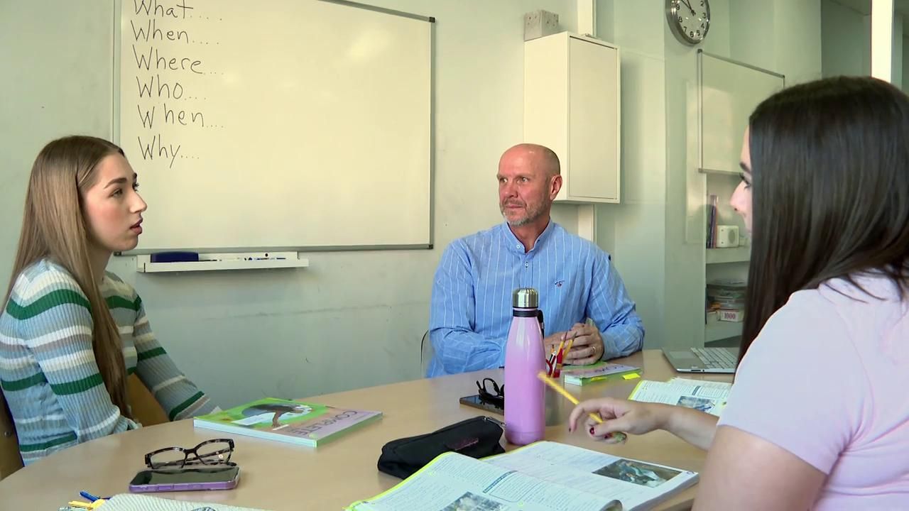 La tecnología hace que las academias de idiomas entren en crisis: las gafas que traducen a través de la IA